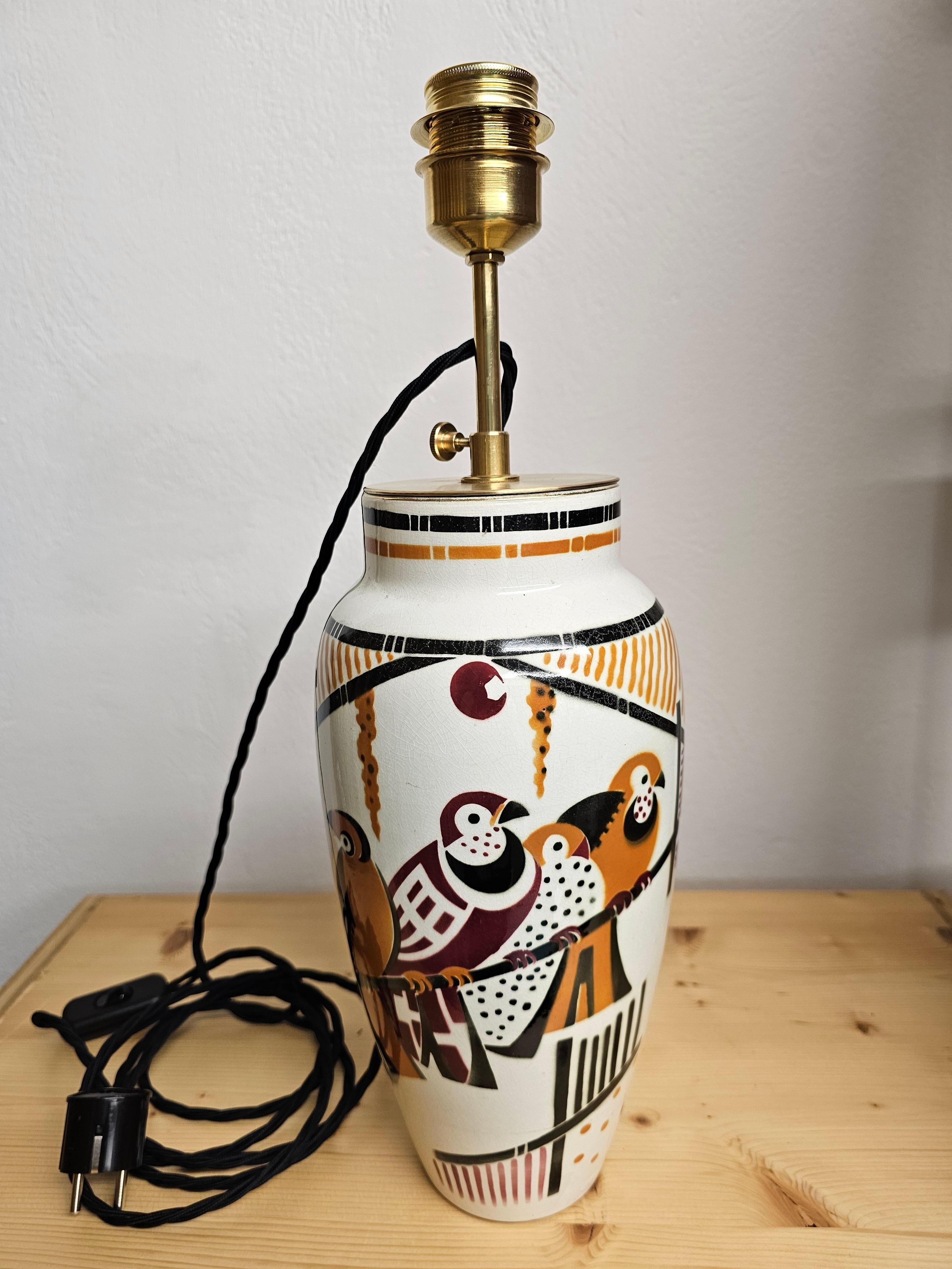 Coppia di lampade da tavolo trasformate da una coppia di vasi in ceramica Art déco con la scritta Luneville sul fondo.

firmata in basso Luneville France con il modello nr 457 2 . L'arredamento presenta uccelli tutt'intorno in orande, rosso scuro e