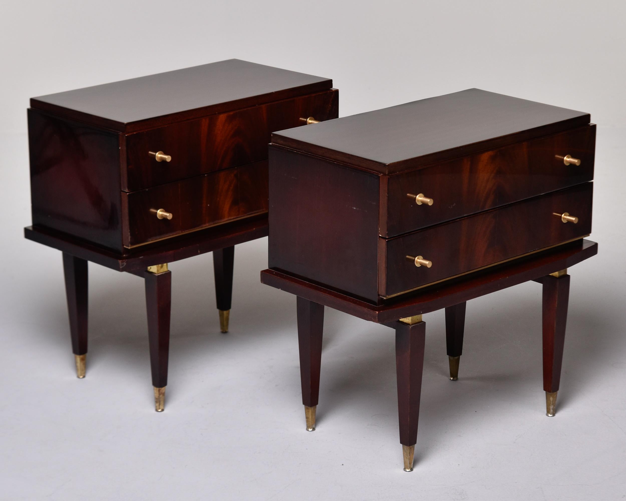 Pareja de mesillas de noche Art Déco de dos cajones de caoba 5