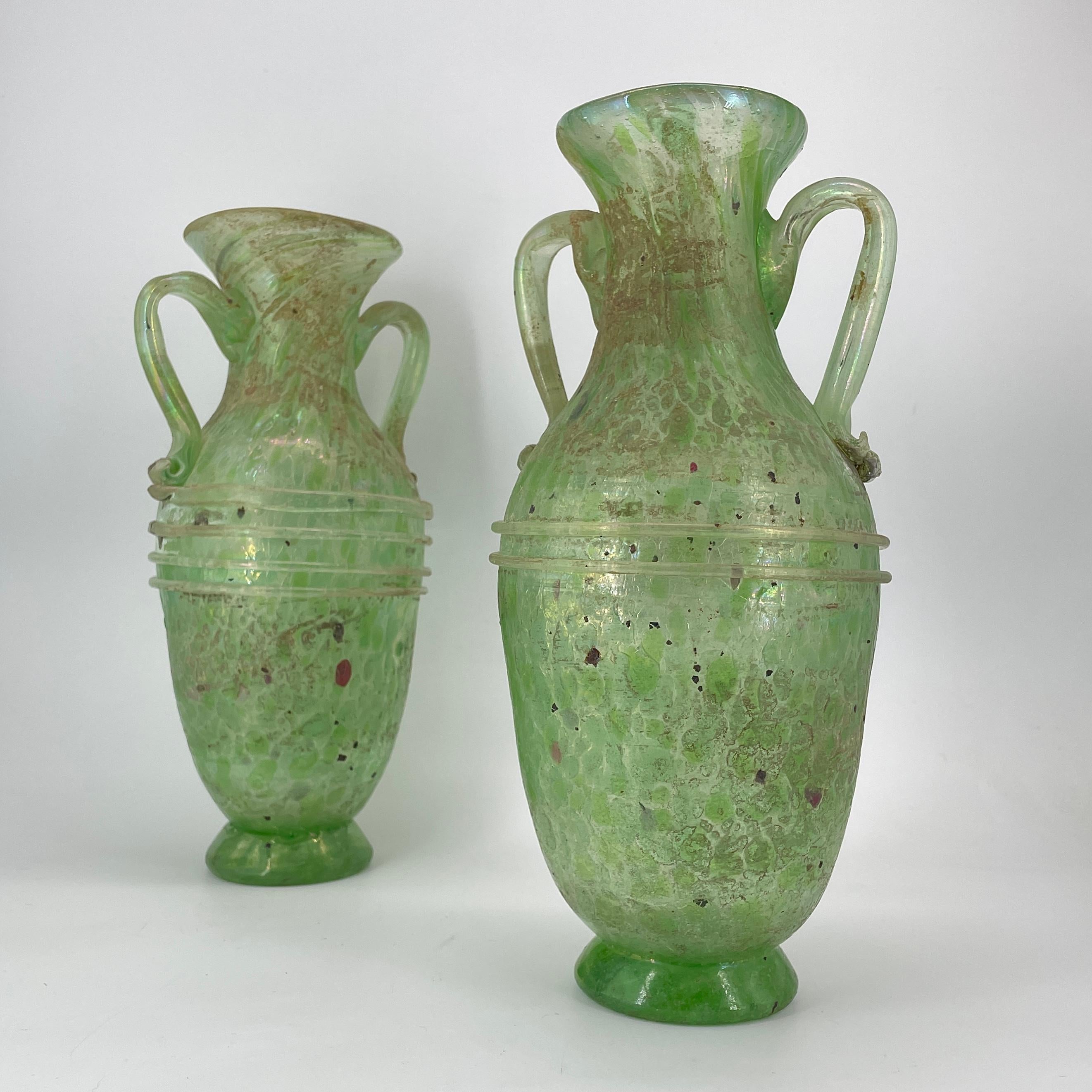 Wunderschönes Paar romanischer Henkelvasen, unsigniert, mit Pontilmarken am unteren Fuß. Eine Vase wird auch bei natürlichem Licht an einem Fenster gezeigt. Kein Schaden.