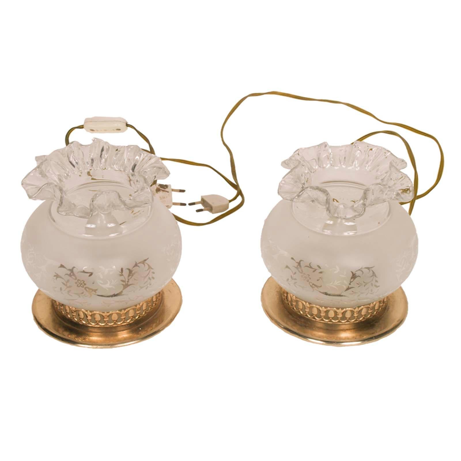 lampes de table des années 1920 en laiton doré avec décor en verre de Murano sablé, prêtes à l'emploi ; décorations florales romantiques en transparence de verre de Murano sablé.