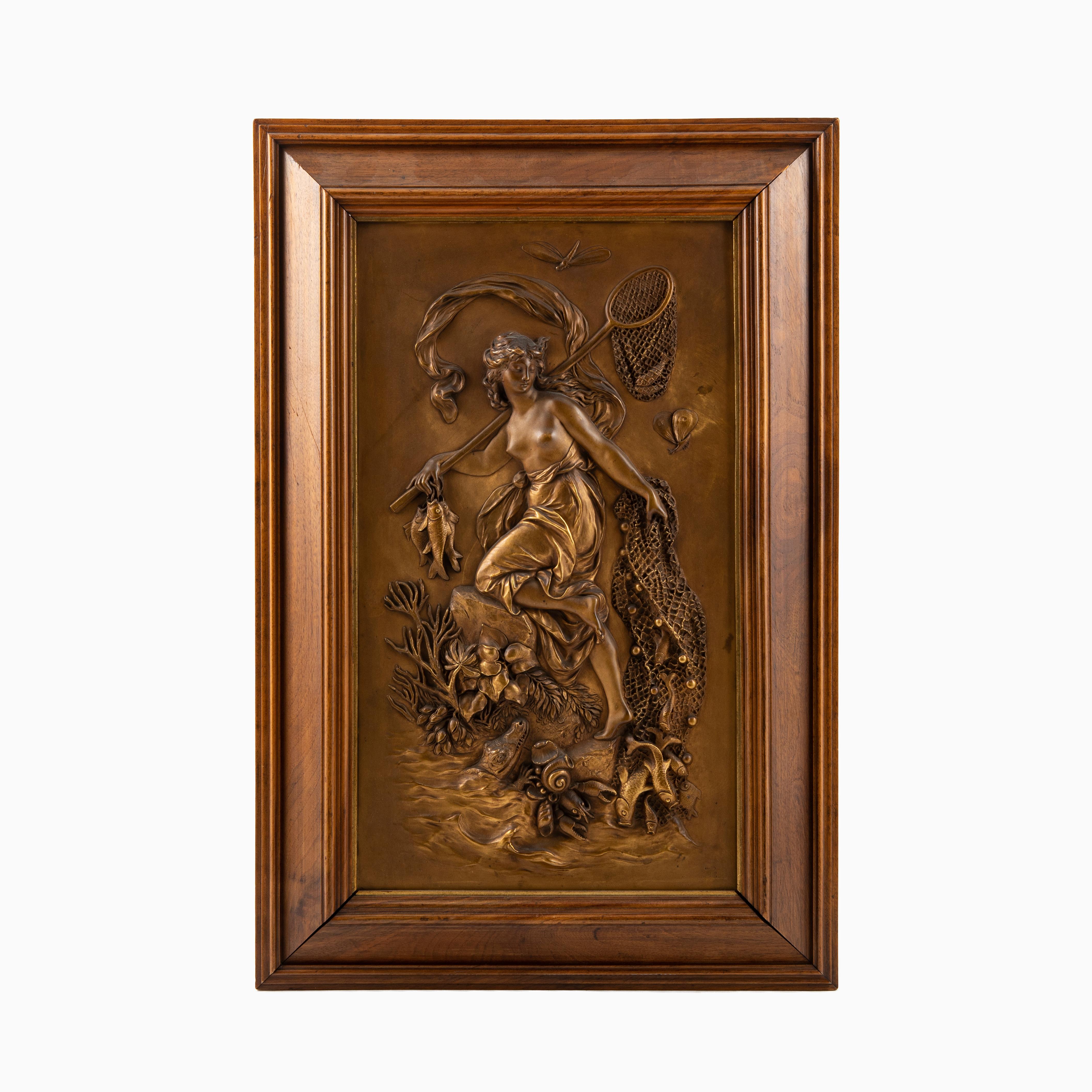 Coppia di belle targhe da parete in bronzo dorato a rilievo in stile Art Nouveau / Jugendstyl, con splendidi dettagli, montate in cornici di noce.

I rilievi raffigurano Diana, la dea romana della caccia, della natura incontaminata e della luna,