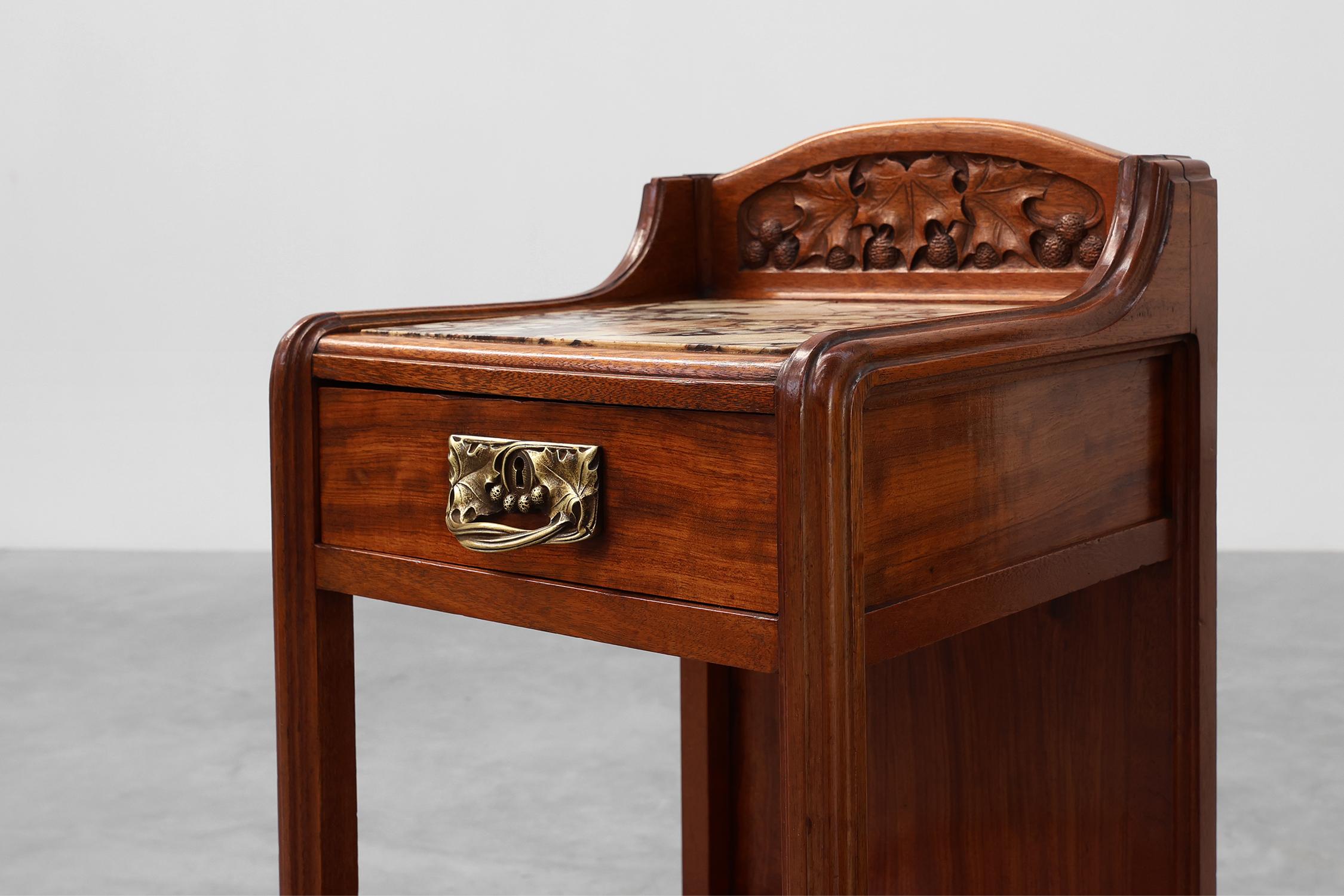 France / 1910 / paire de tables de nuit / Paul Alexandre Dumas / bois, marbre, bronze / Art Nouveau

Luxueuse paire de deux tables de nuit ou chevets en bois Art Nouveau français par Paul Alexandre Dumas. Magnifiquement conçu avec des lignes