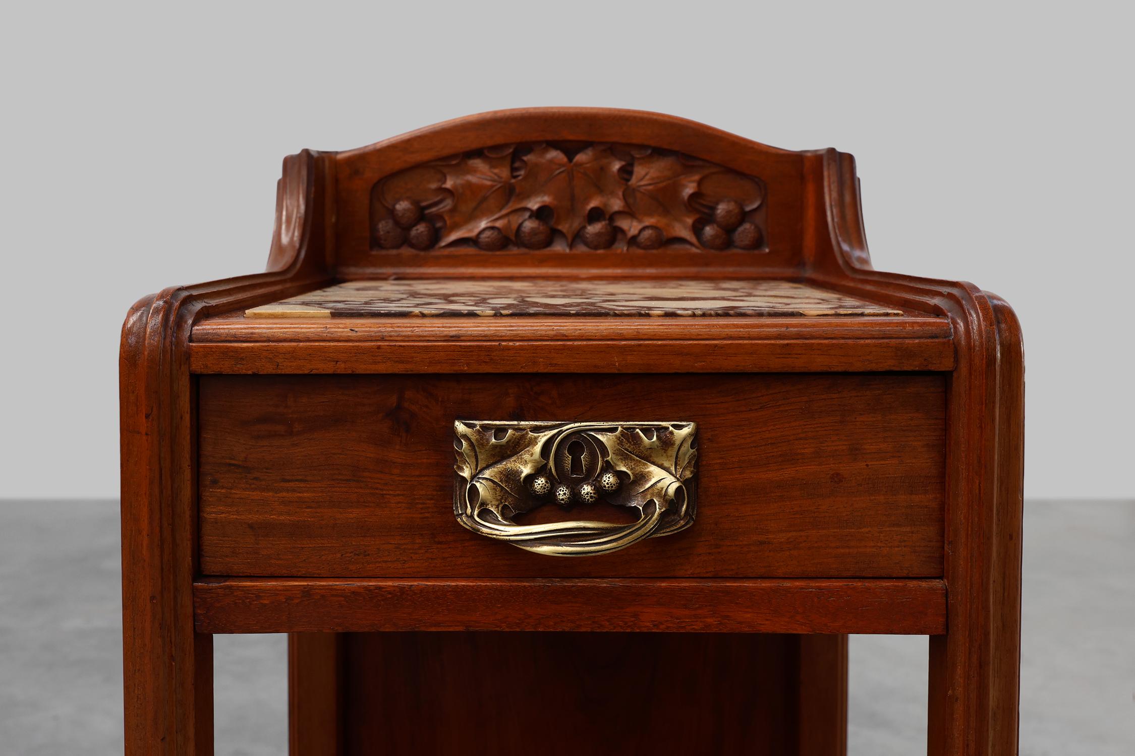 Français Paire de tables de nuit Art Nouveau avec dessus en marbre par Paul A Dumas, France ca. en vente
