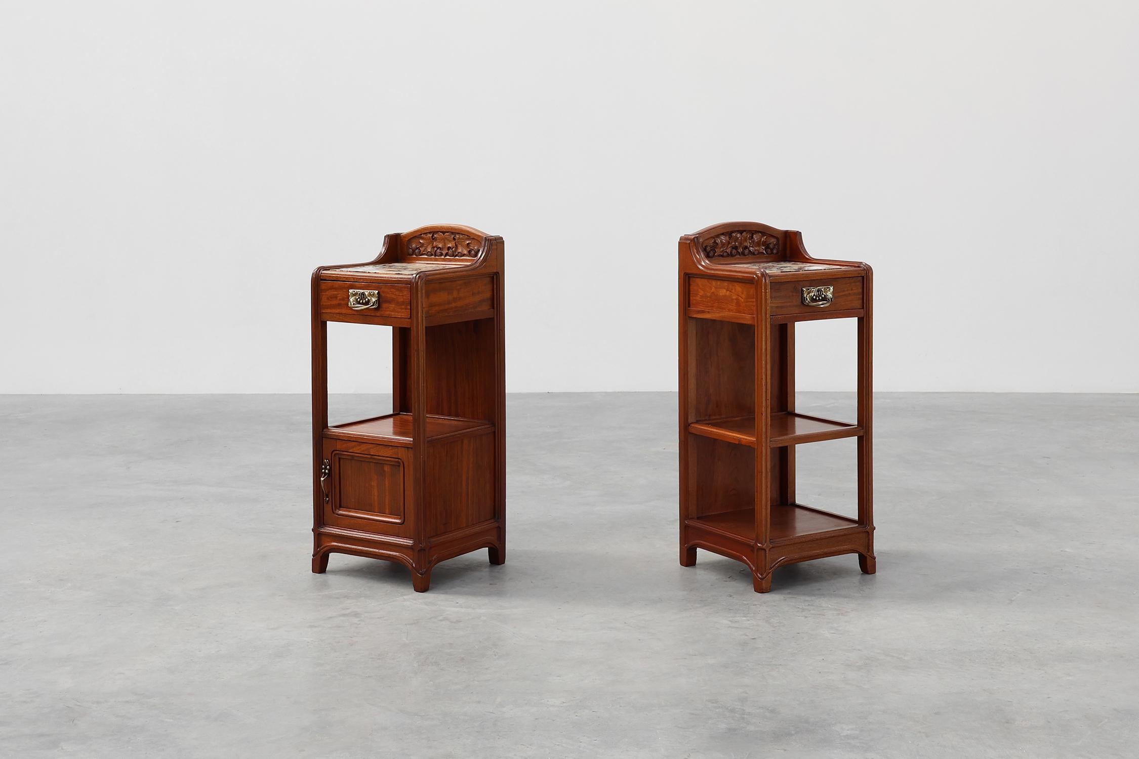 Paire de tables de nuit Art Nouveau avec dessus en marbre par Paul A Dumas, France ca. Bon état - En vente à Meulebeke, BE