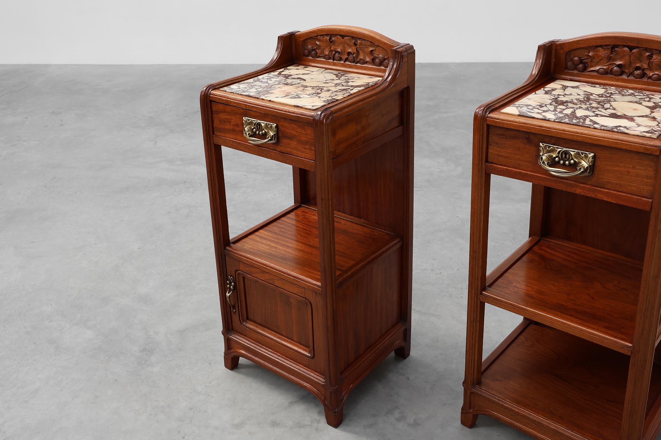 20ième siècle Paire de tables de nuit Art Nouveau avec dessus en marbre par Paul A Dumas, France ca. en vente