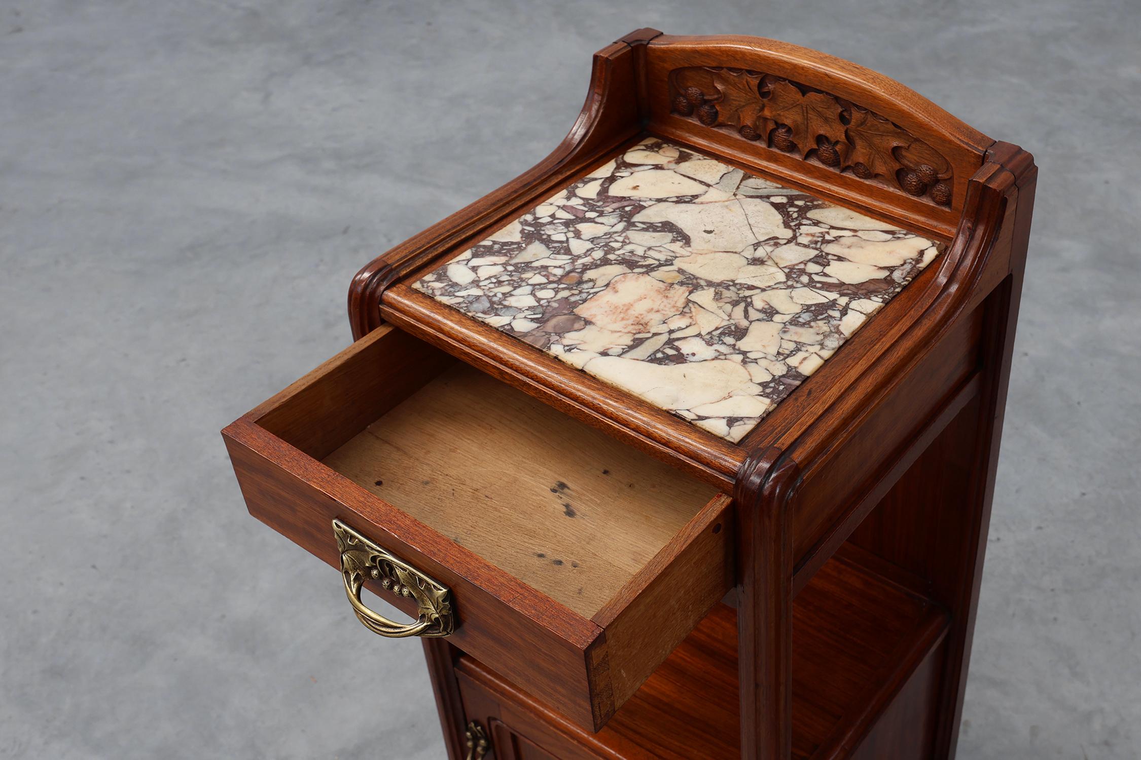 Paire de tables de nuit Art Nouveau avec dessus en marbre par Paul A Dumas, France ca. en vente 1