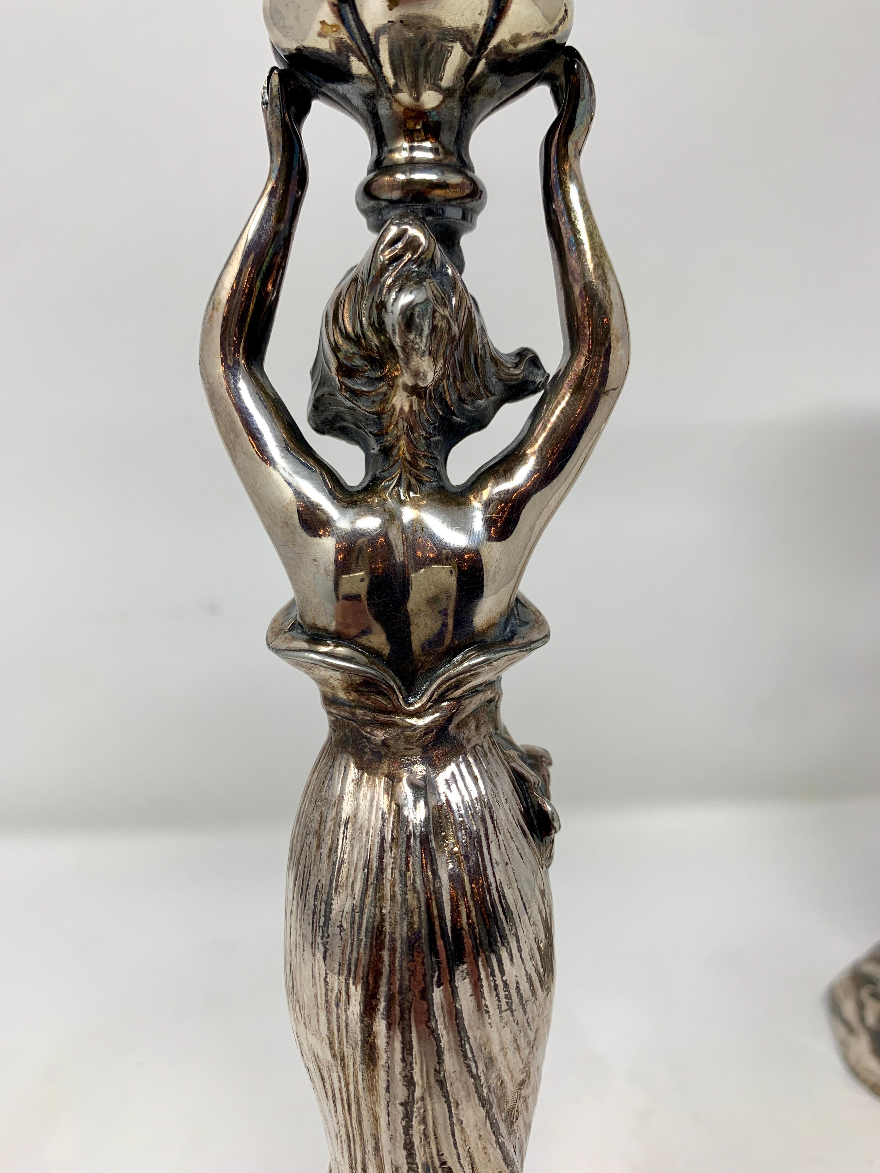 Paire de bougeoirs « Art nouveau » en métal argenté Bon état - En vente à New Orleans, LA