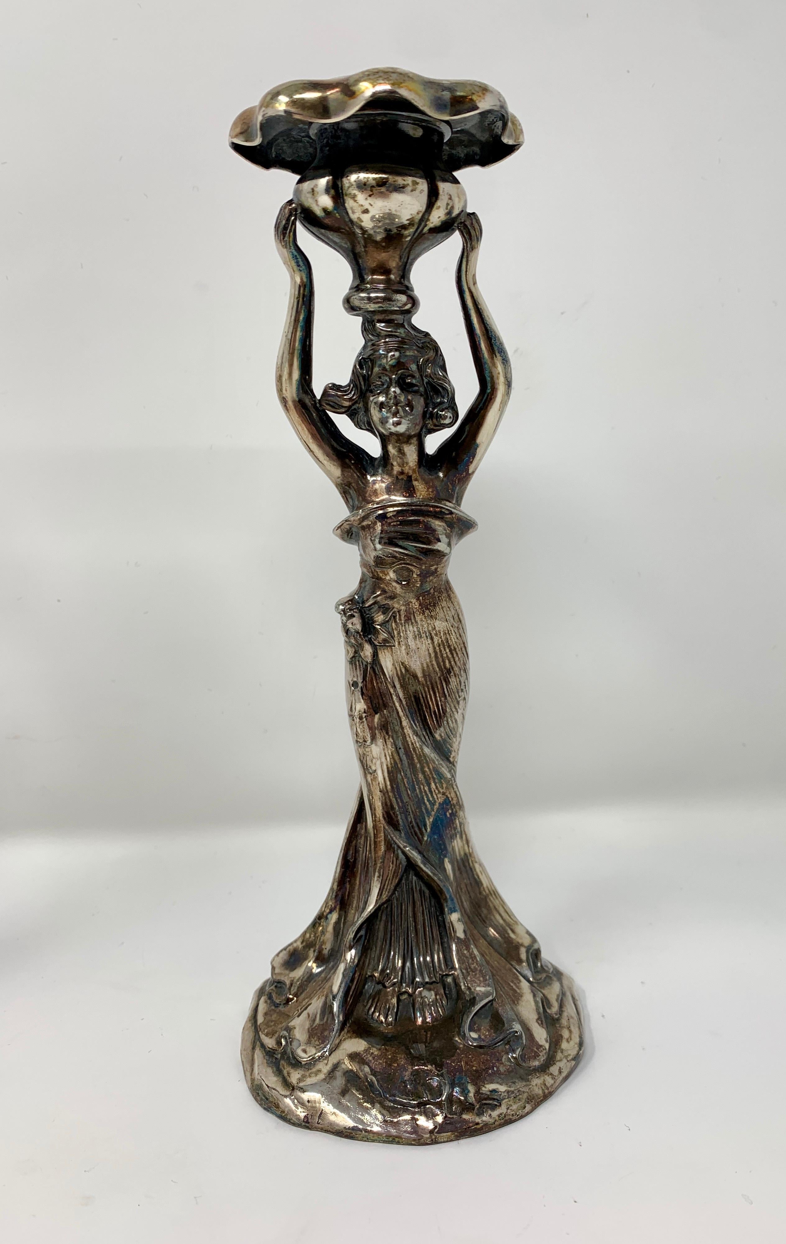 20ième siècle Paire de bougeoirs « Art nouveau » en métal argenté en vente