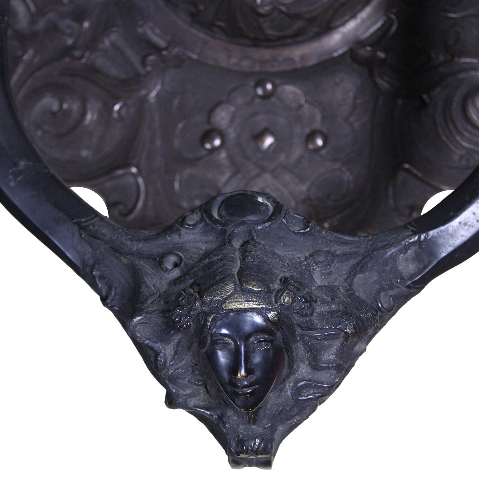 Art nouveau Paire d'appliques murales à 2 lumières de style Art-Nouveau en bronze patiné, d'après G. Flamand en vente