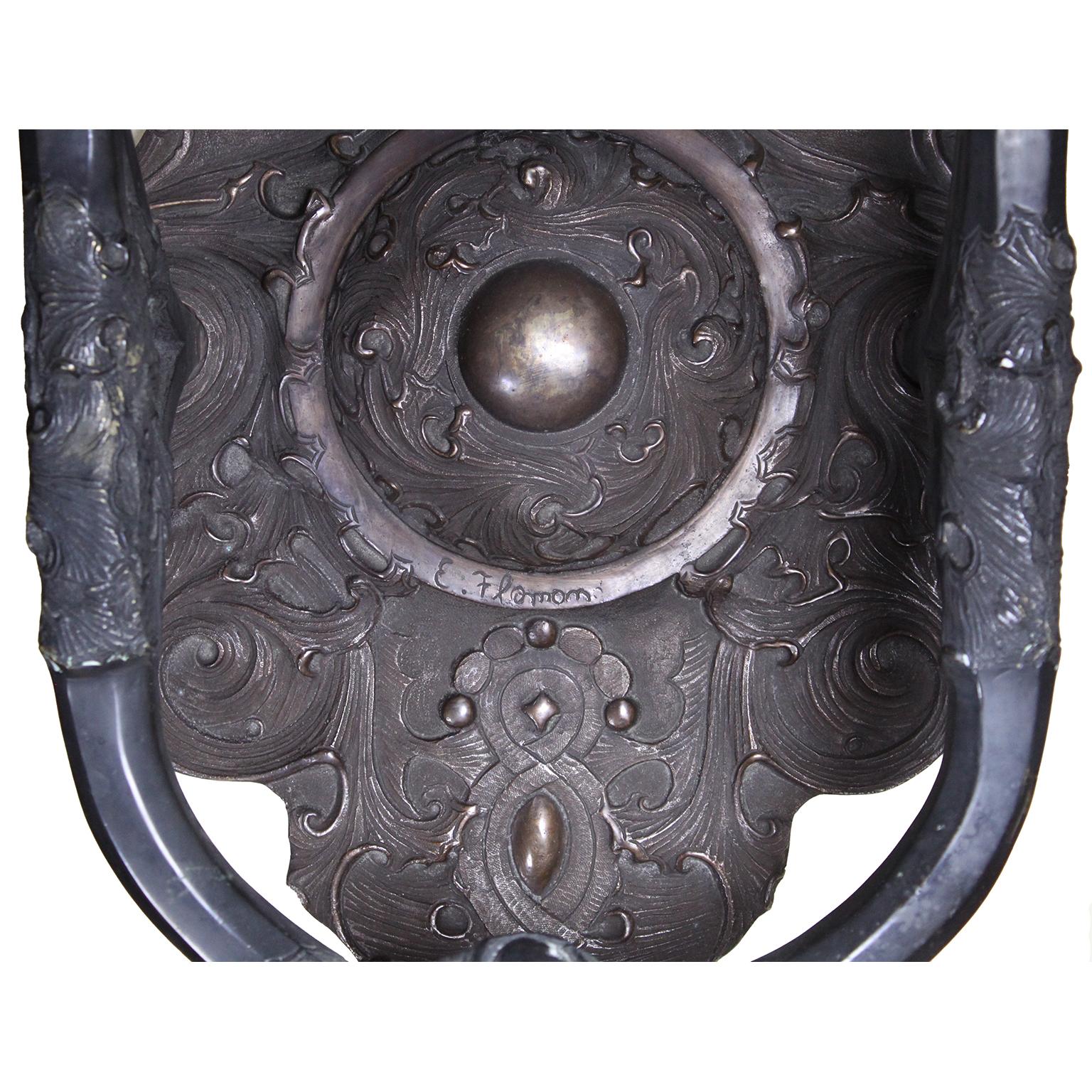 Français Paire d'appliques murales à 2 lumières de style Art-Nouveau en bronze patiné, d'après G. Flamand en vente