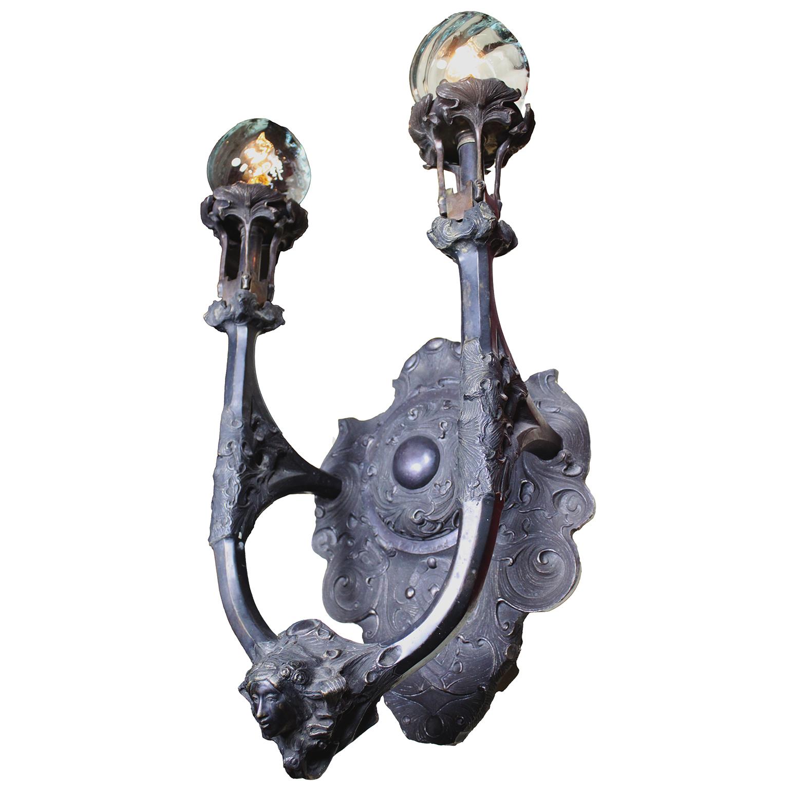 Paire d'appliques murales à 2 lumières de style Art-Nouveau en bronze patiné, d'après G. Flamand Bon état - En vente à Los Angeles, CA