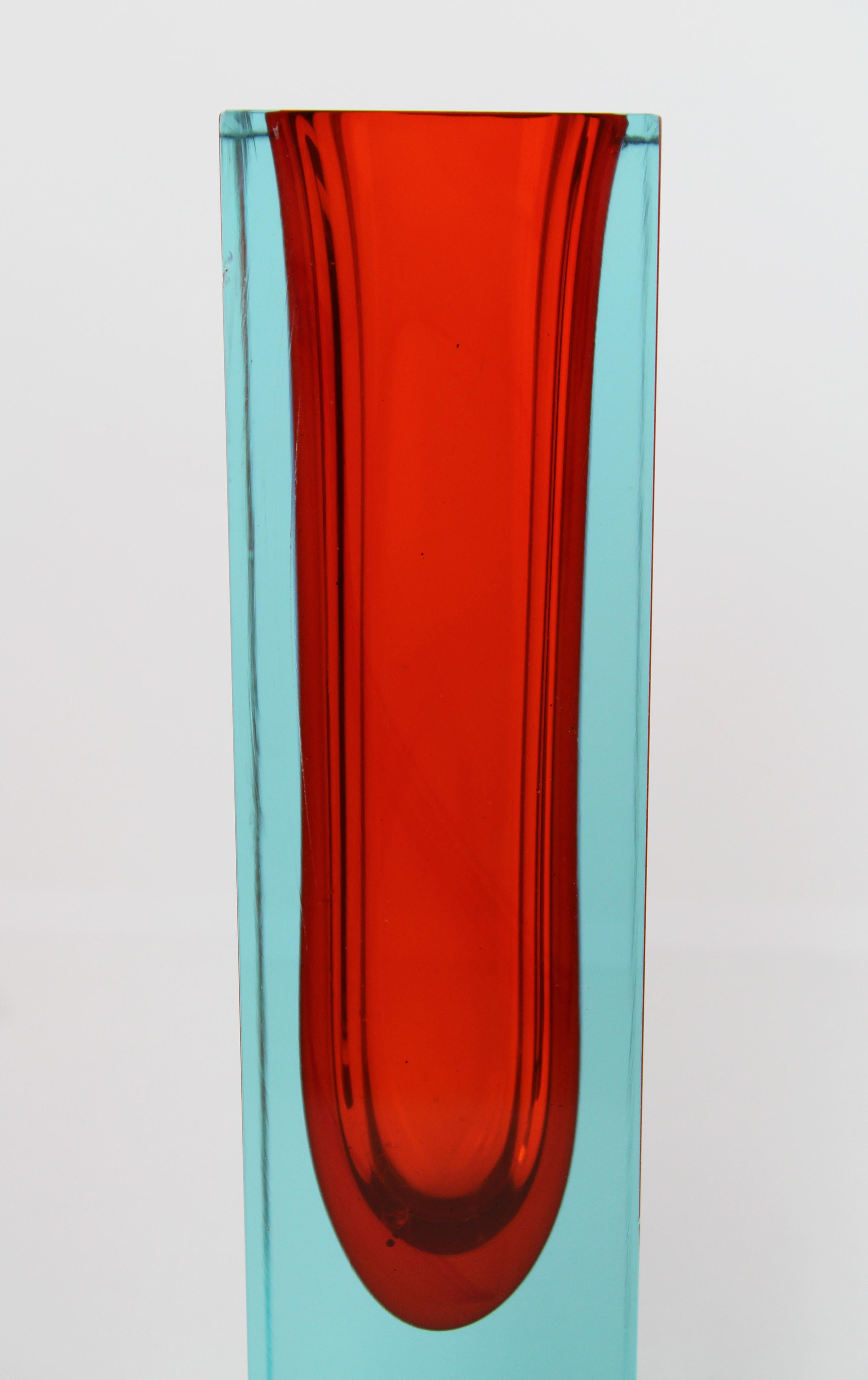 Dieses exquisite Paar Sommerso-Glasvasen, das in Murano hergestellt und in den 1960er Jahren von Flavio Poli für Mandruzatto entworfen wurde, wertet Ihren Raum auf. Jede Vase ist ein atemberaubendes Schauspiel aus leuchtendem Gelb, Rot, Orange und