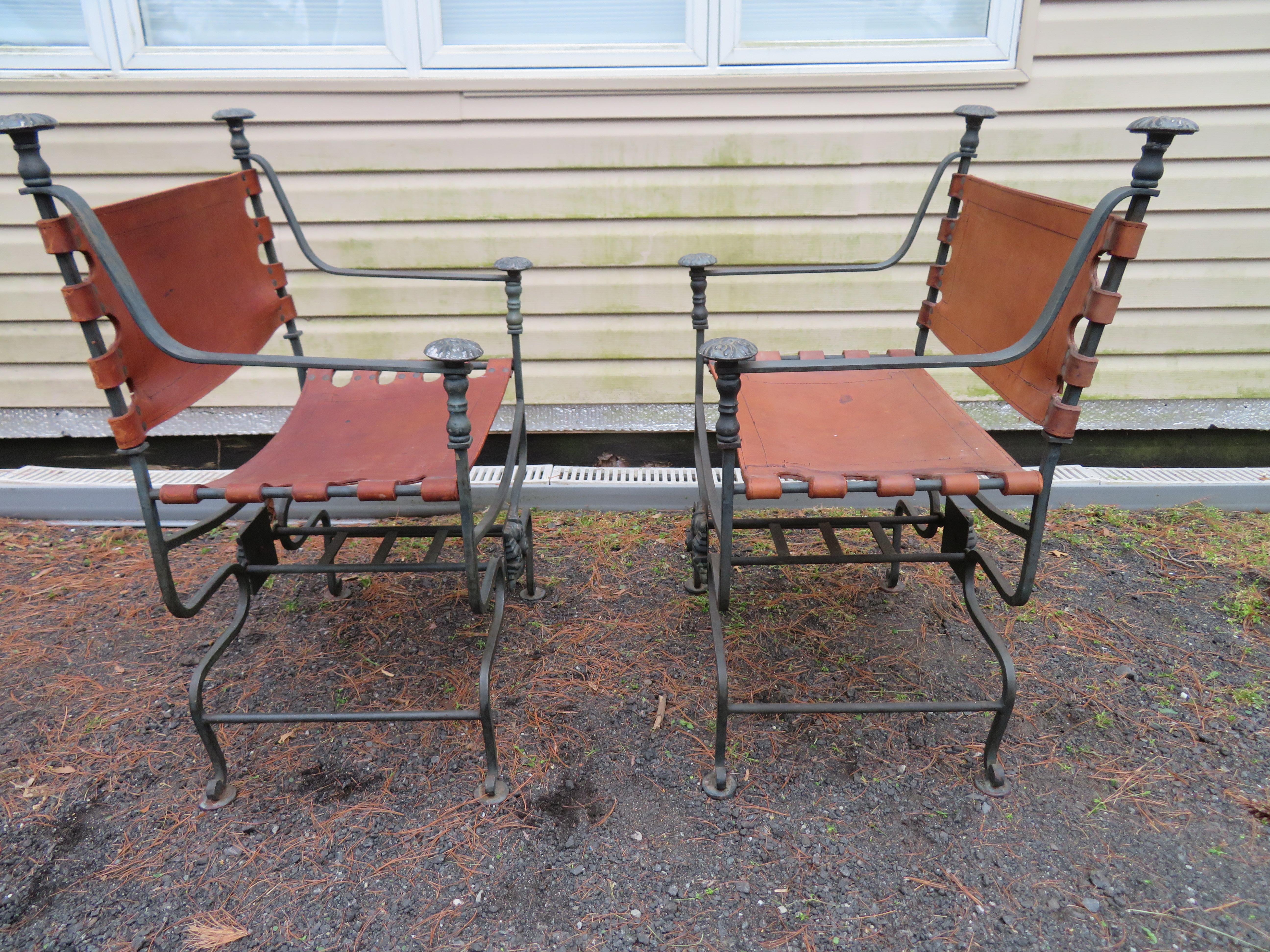 Superbe paire de chaises Dante en fer et laiton d'Arte De Mexico, également connues sous le nom de chaises X ou de chaises Curule. Cadre en fer forgé de style Campaigner avec embouts montés en laiton. L'assise et le dossier sont garnis d'épaisses