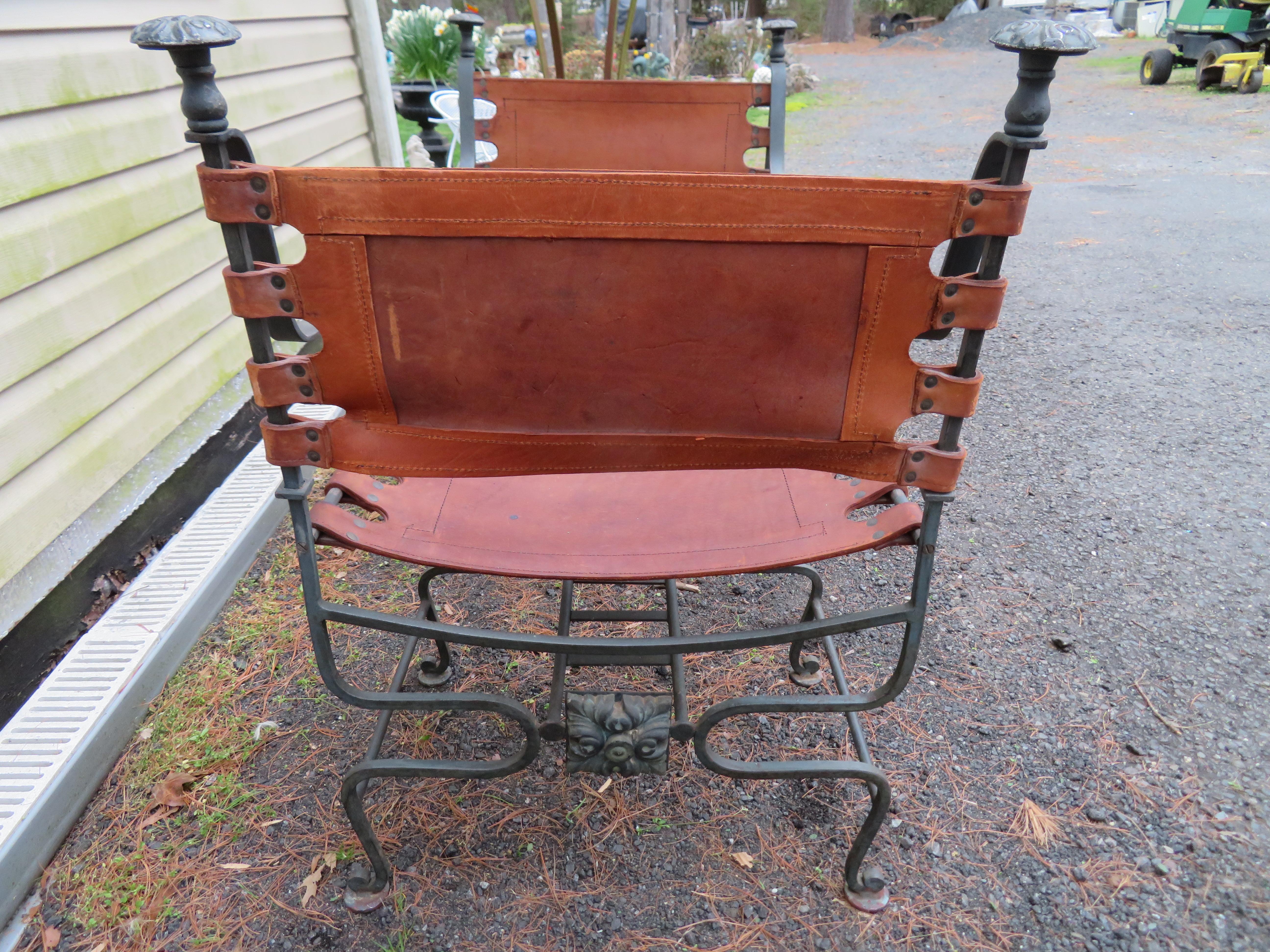 Colonial espagnol Paire de chaises de danse ou de curules Savonarola en laiton et cuir Arte De Mexico en vente