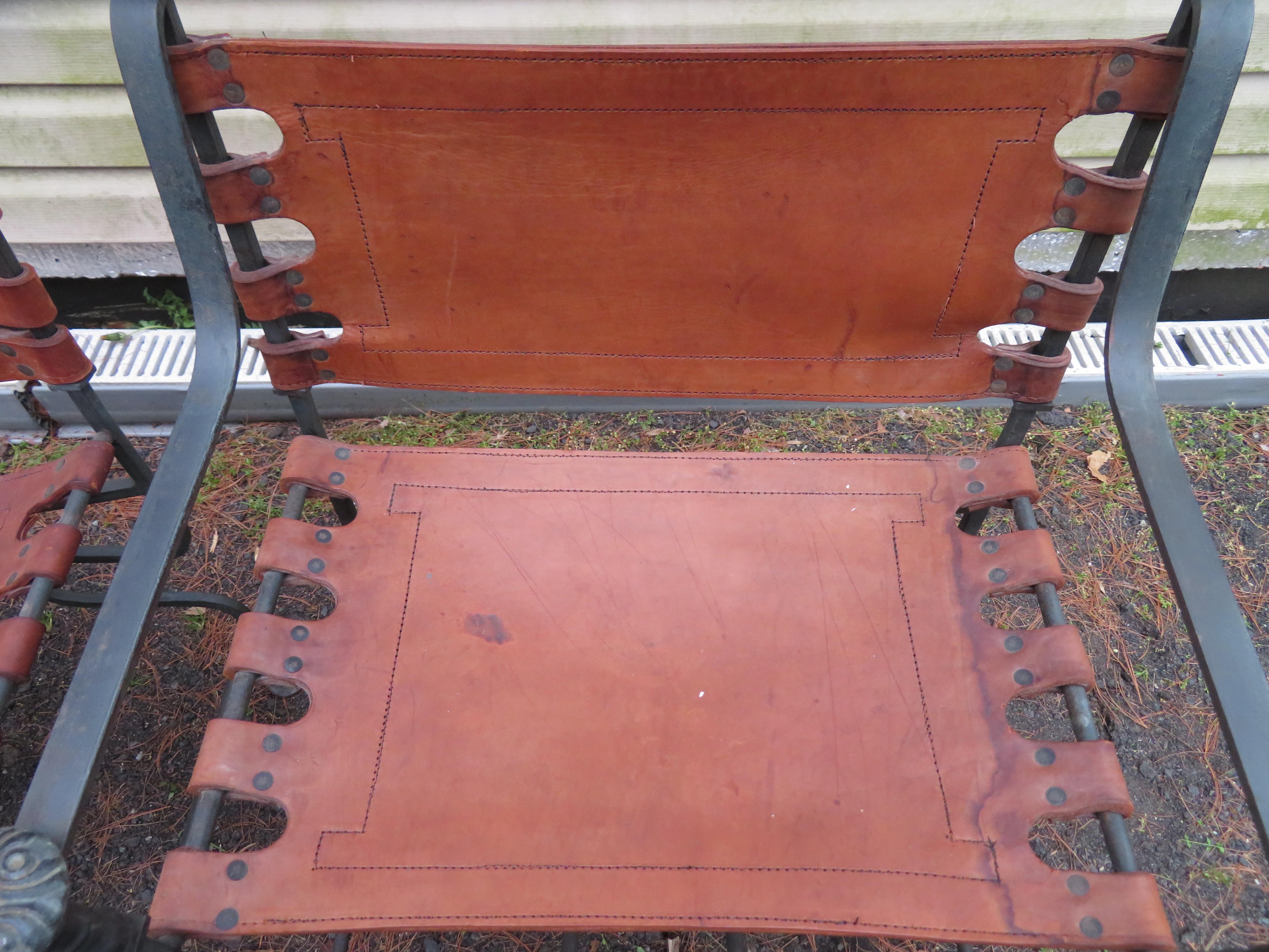Paar Arte De Mexico Savonarola-Stühle aus Messing und Eisenleder mit Dante oder Curule-Stühlen (Leder) im Angebot
