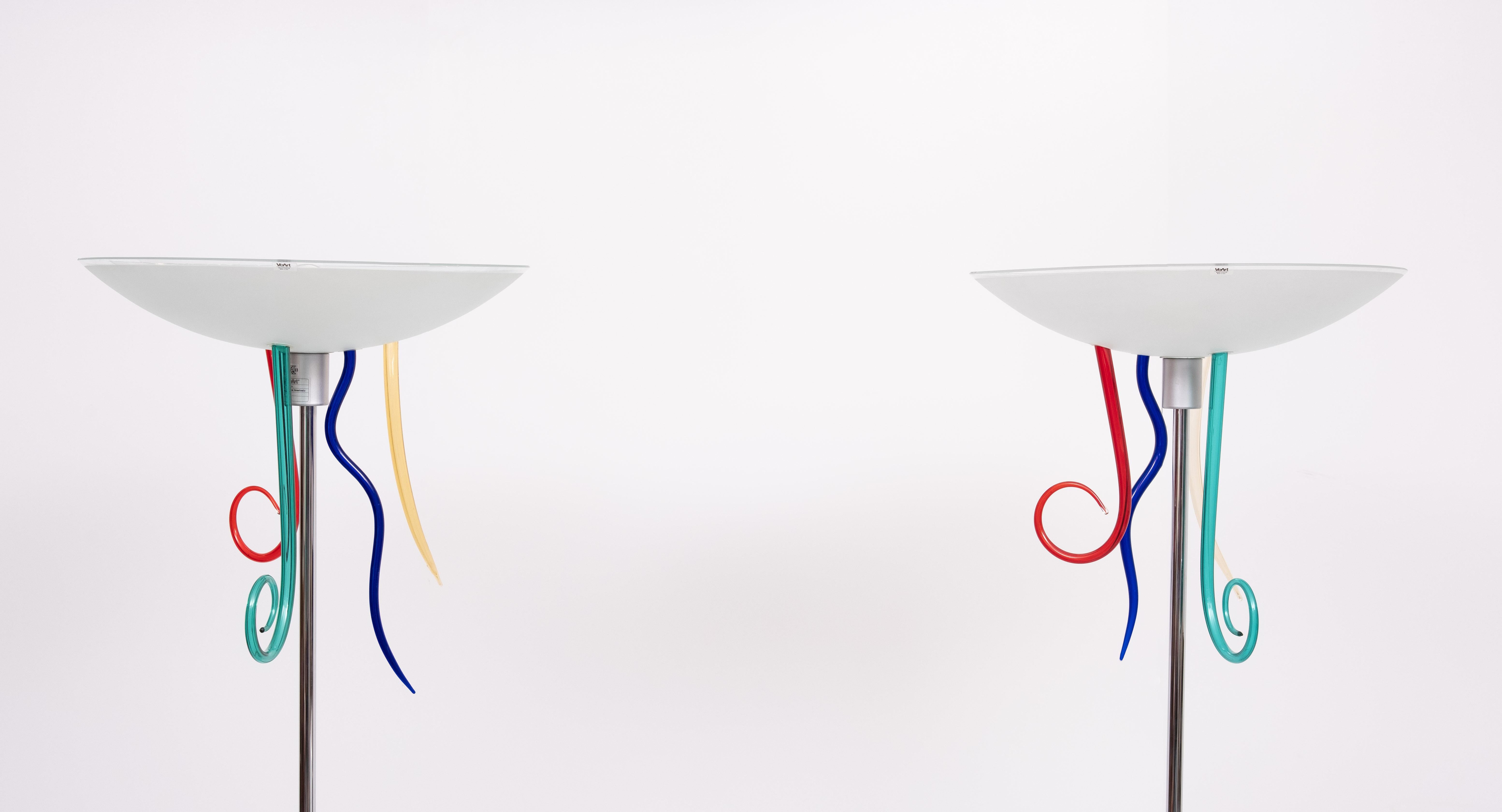 Bellissima coppia di lampade da terra in stile Memphis 
In buone condizioni bellissima coppia di lampade da terra di Artemide chiamata VeArt Efesto. A cura del designer Andrea Anastasio. Con ciotola in vetro satinato, quattro pendenti in vetro