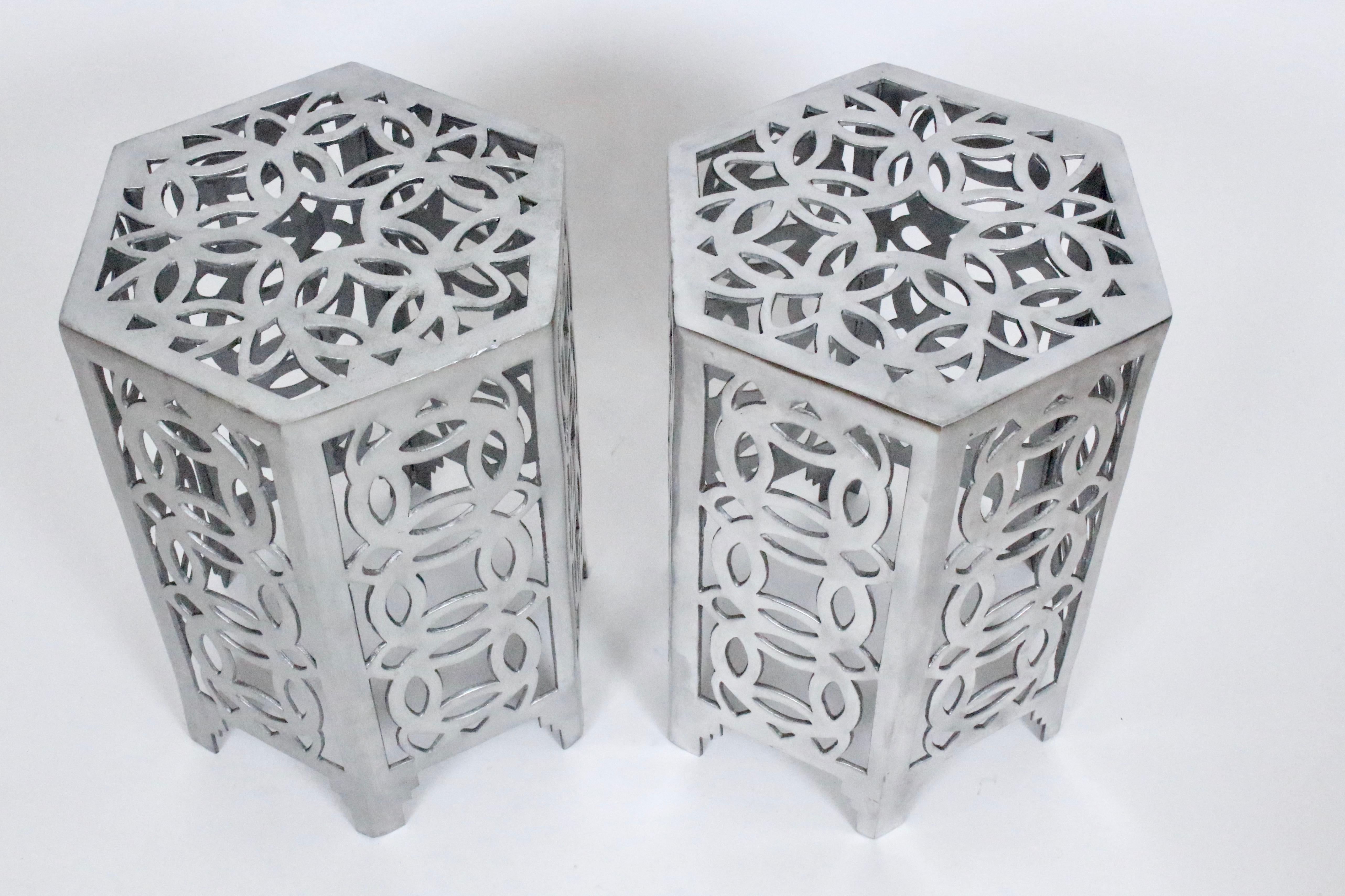 Sechseckige chinesische Münztische aus poliertem Aluminium im Arthur Court-Stil, 1970er Jahre, Paar (amerikanisch) im Angebot