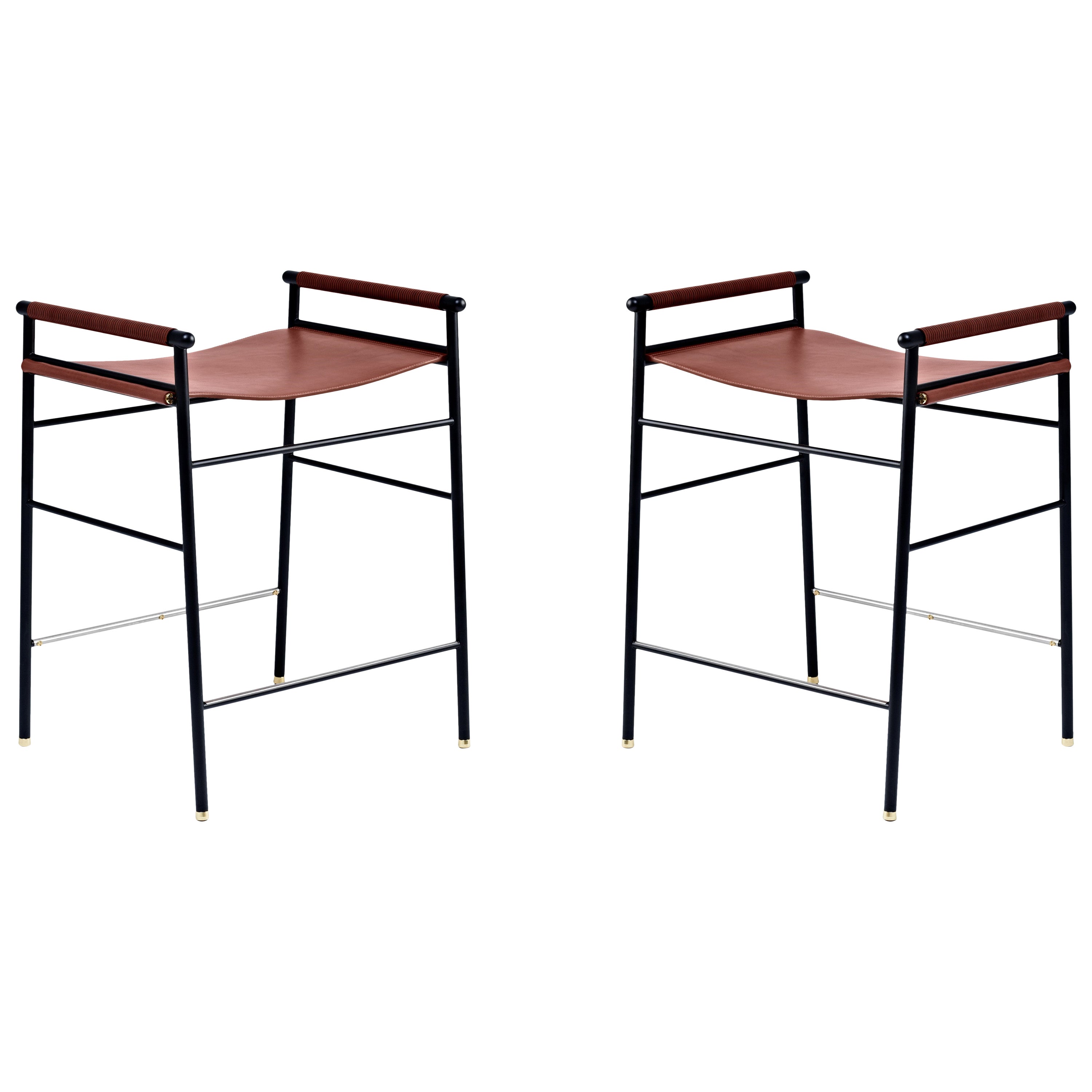 Paire de tabourets de bar artisanaux contemporains en cuir cognac et métal en caoutchouc noir