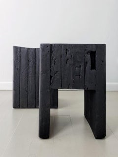 Paire de tabourets japonais artisanaux inspirés par l'art de Shou Sugi Ban