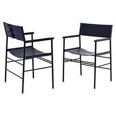 Paire de chaises classiques et contemporaines artisanales en cuir bleu marine et métal en caoutchouc noir