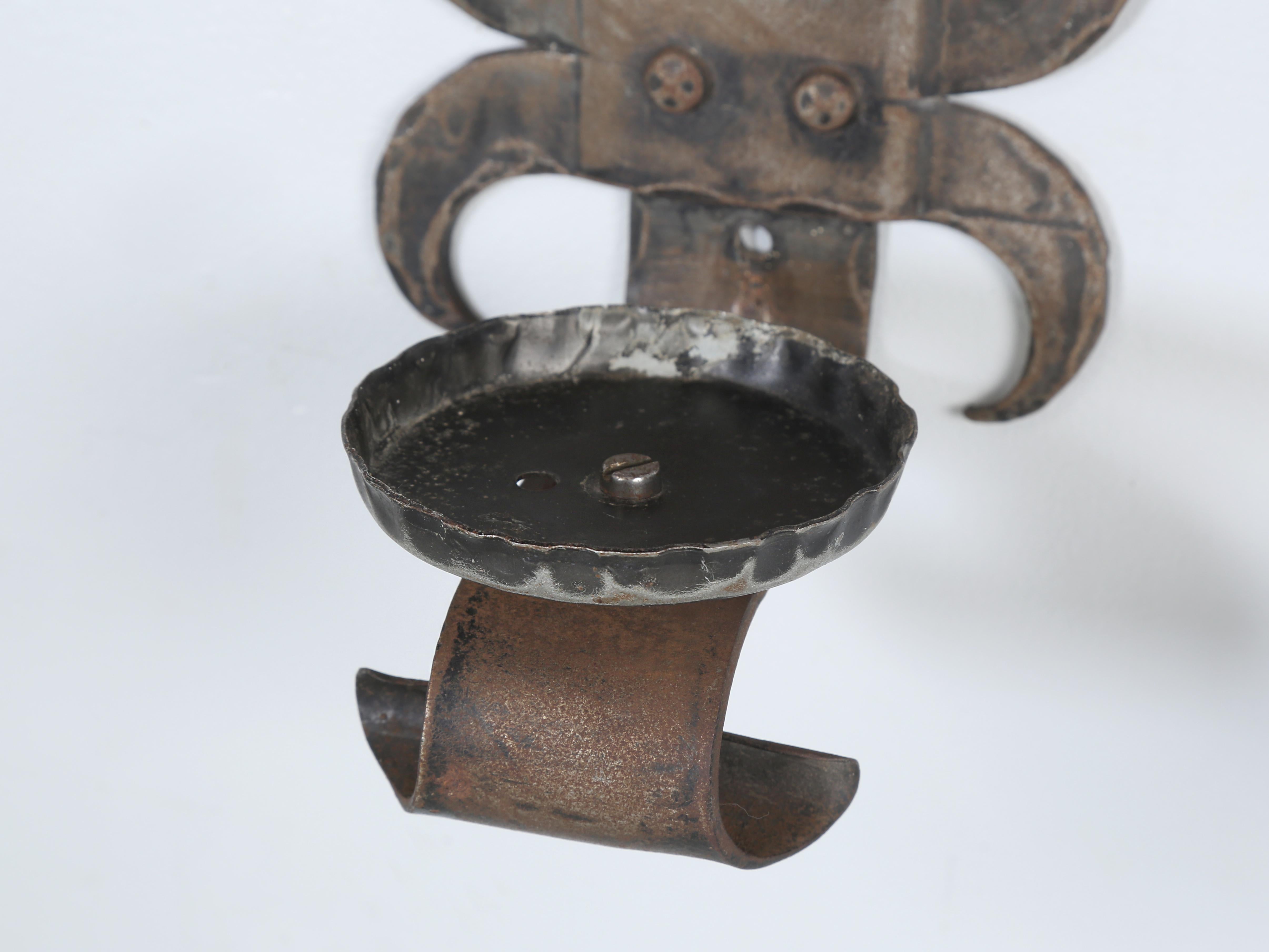 Milieu du XXe siècle Paire d'appliques Arts and Craft fabriquées à la main pour les bougies ou peuvent être électrifiées en vente