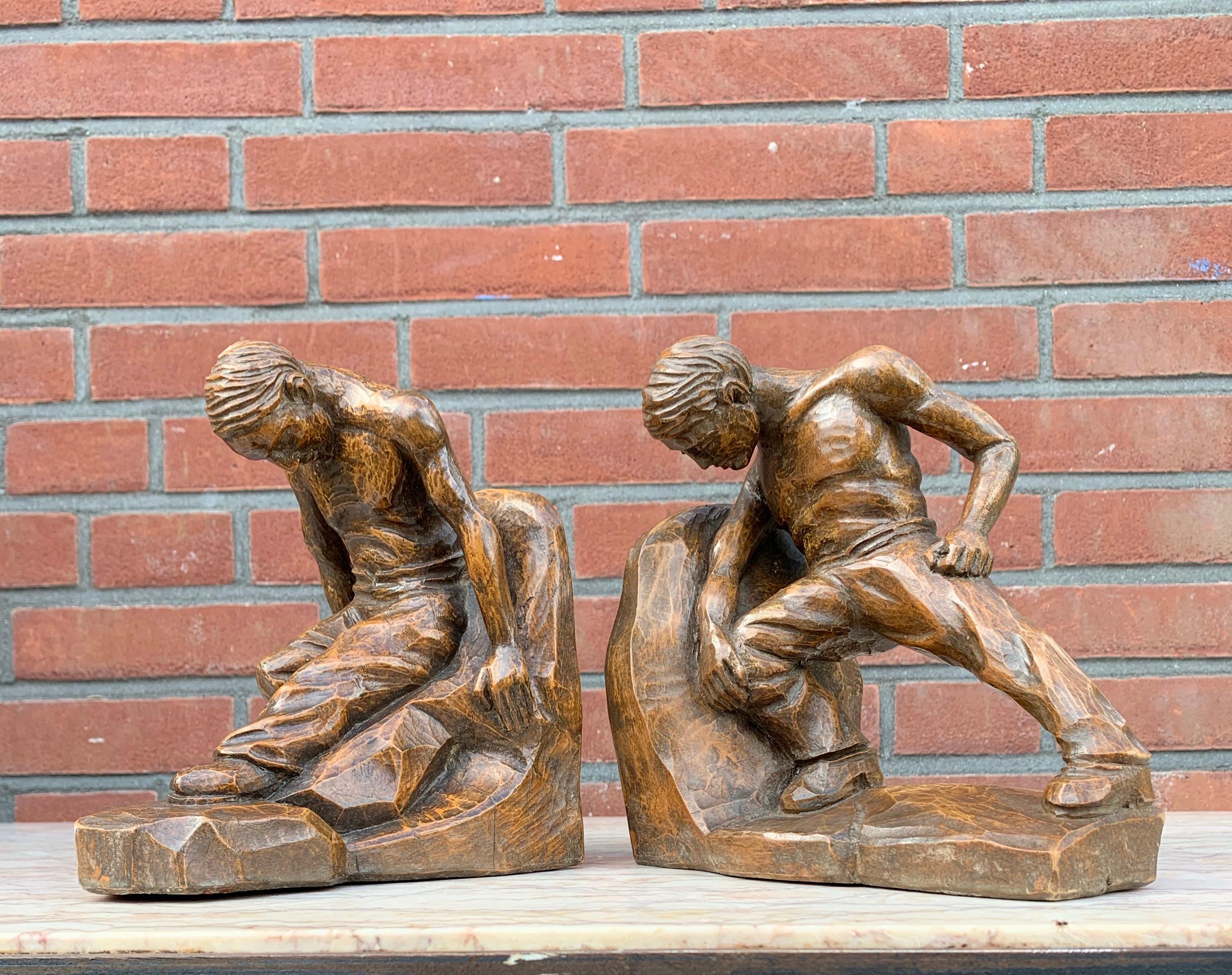 All handcrafted, solid wooden blue collar workers bookends.

If you or your friends have a house from the Arts & Crafts period than this unique pair could be the perfect gift. These hand carved, hard working men sculptures make great decoration on a