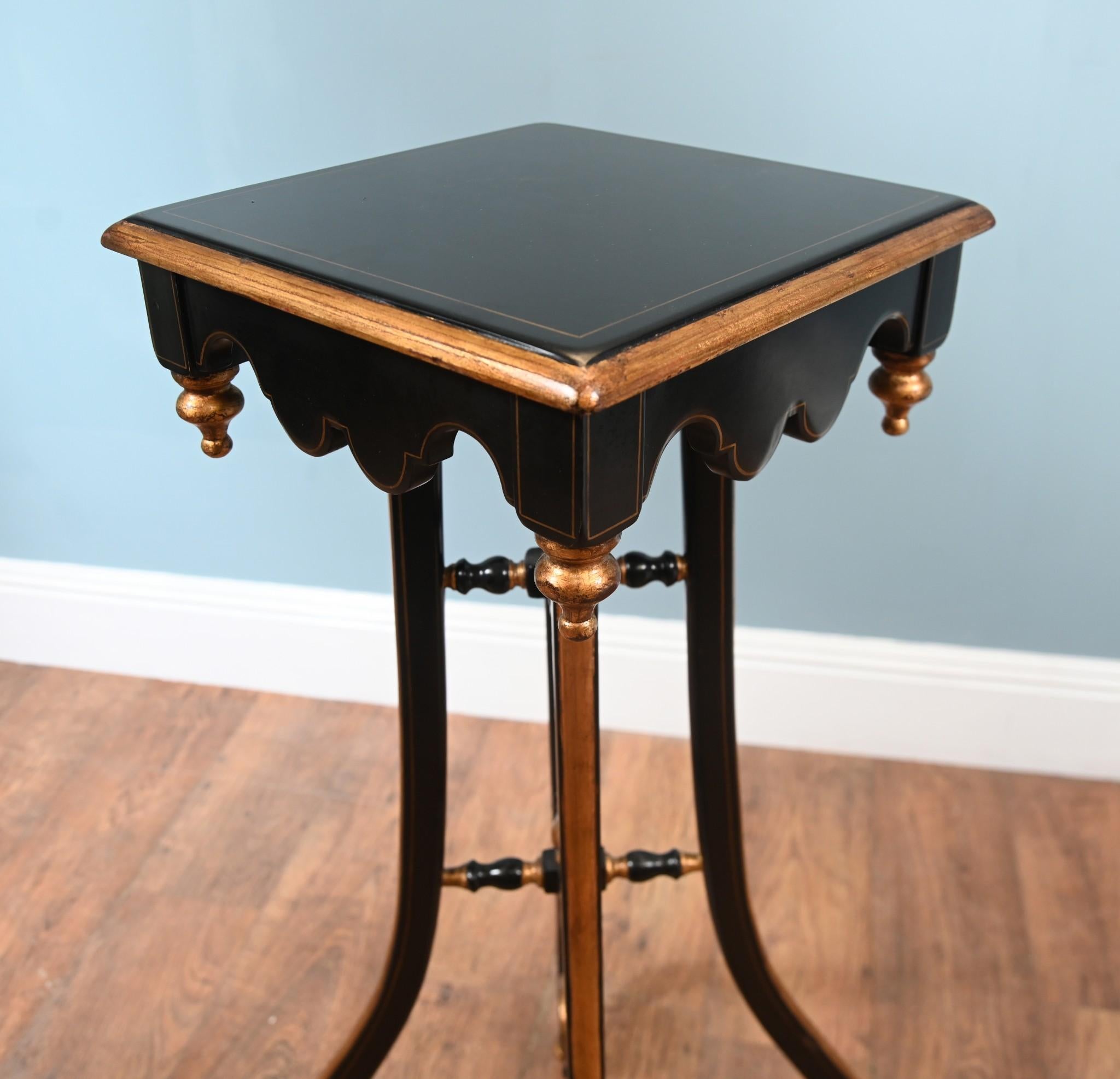 Paar Arts and Craft Pedestal Stands Lackiert Aesthetic Movement (Mittleres 19. Jahrhundert) im Angebot