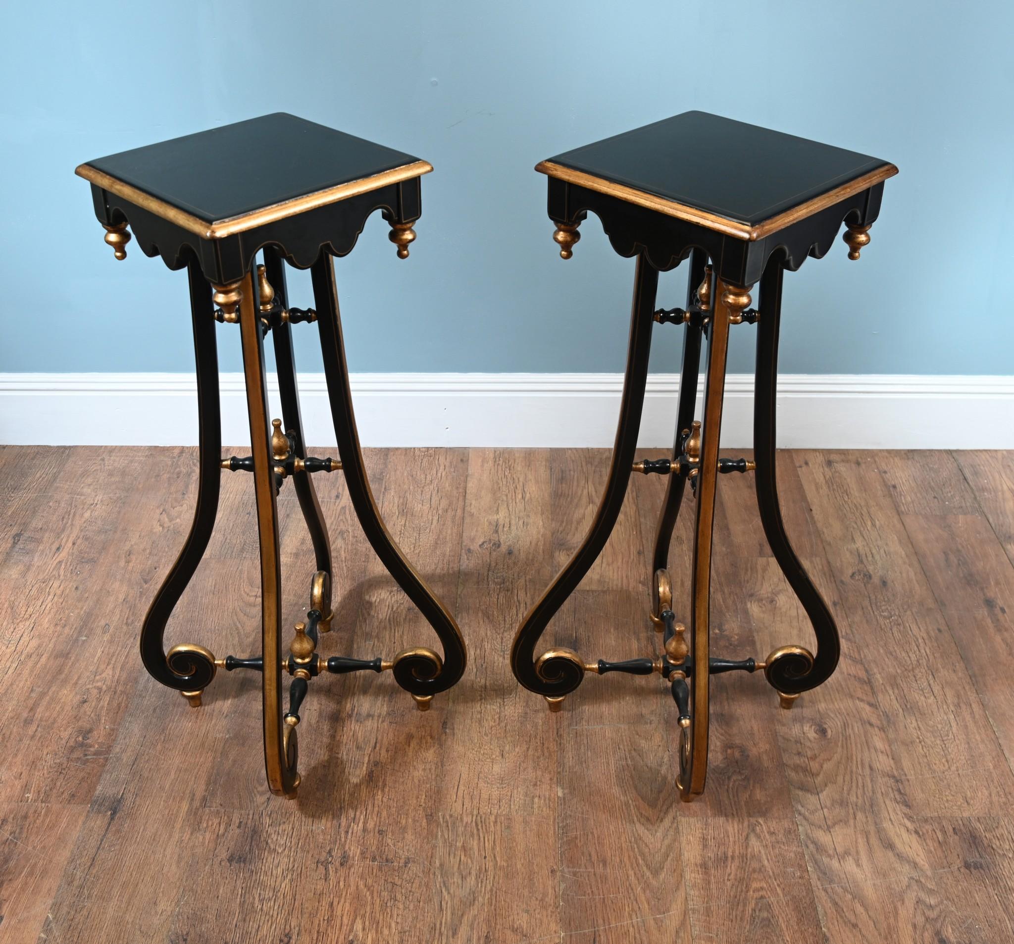 Paar Arts and Craft Pedestal Stands Lackiert Aesthetic Movement (Holz) im Angebot