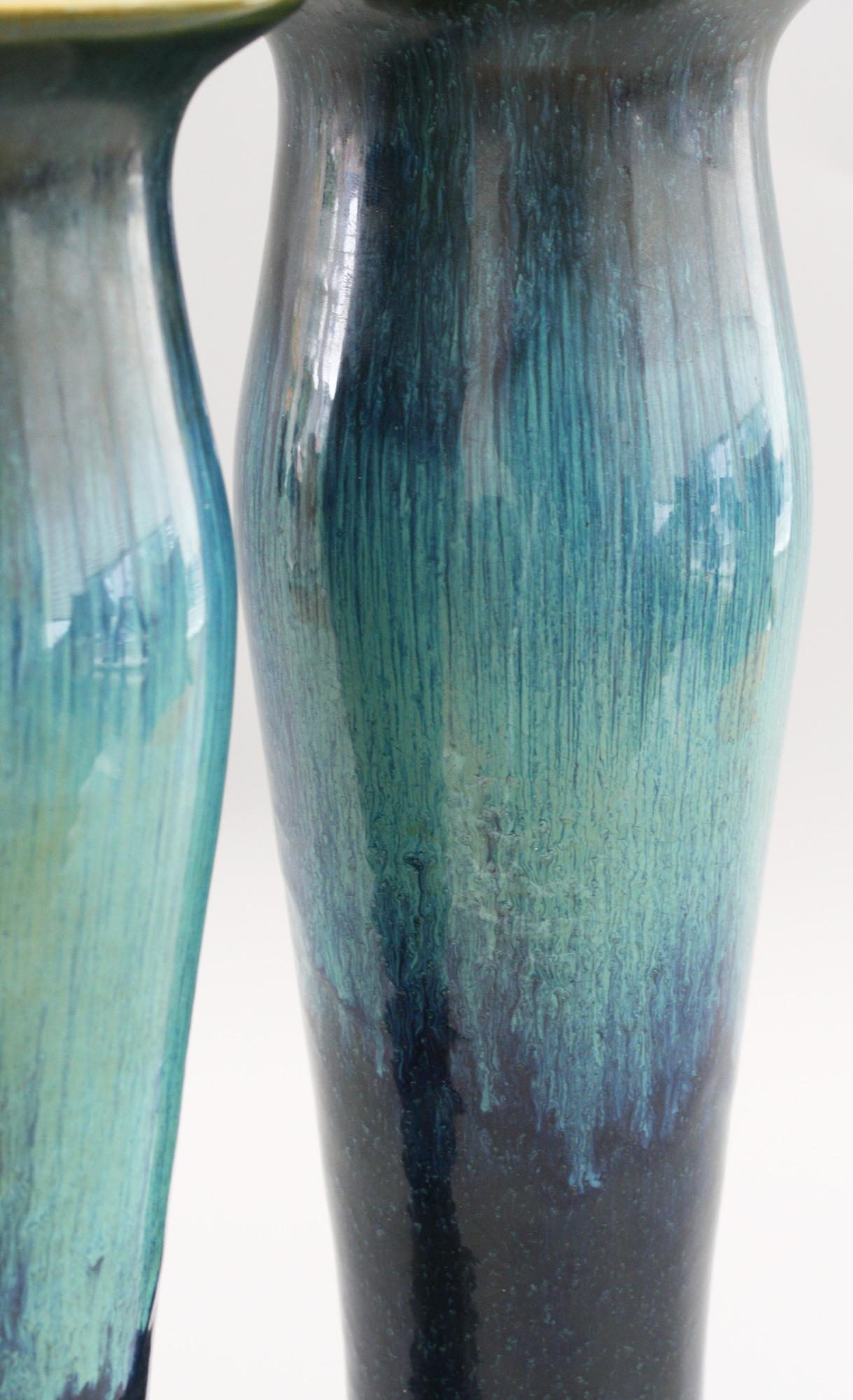 Ein außergewöhnliches Paar tulpenförmiger Jugendstil-Keramikvasen mit blauen Glasurstreifen aus der Zeit zwischen 1909 und 1922. Die Vasen stehen auf breiten, abgerundeten, leicht gewölbten Füßen, die hohen, schlanken, tulpenförmigen Körper haben