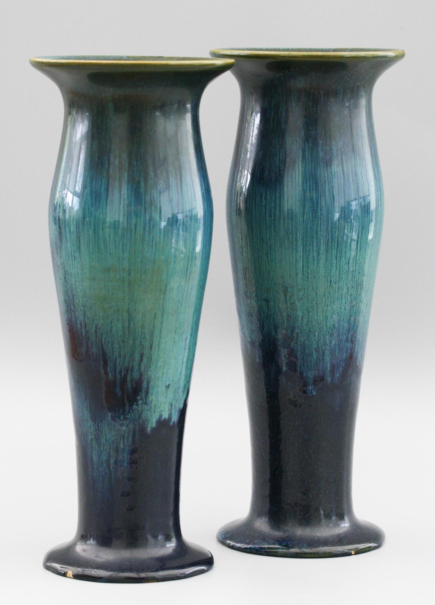 Zwei blau glasierte Vasen mit Motiven der Ashby Potters Guild im Jugendstil (Art nouveau) im Angebot