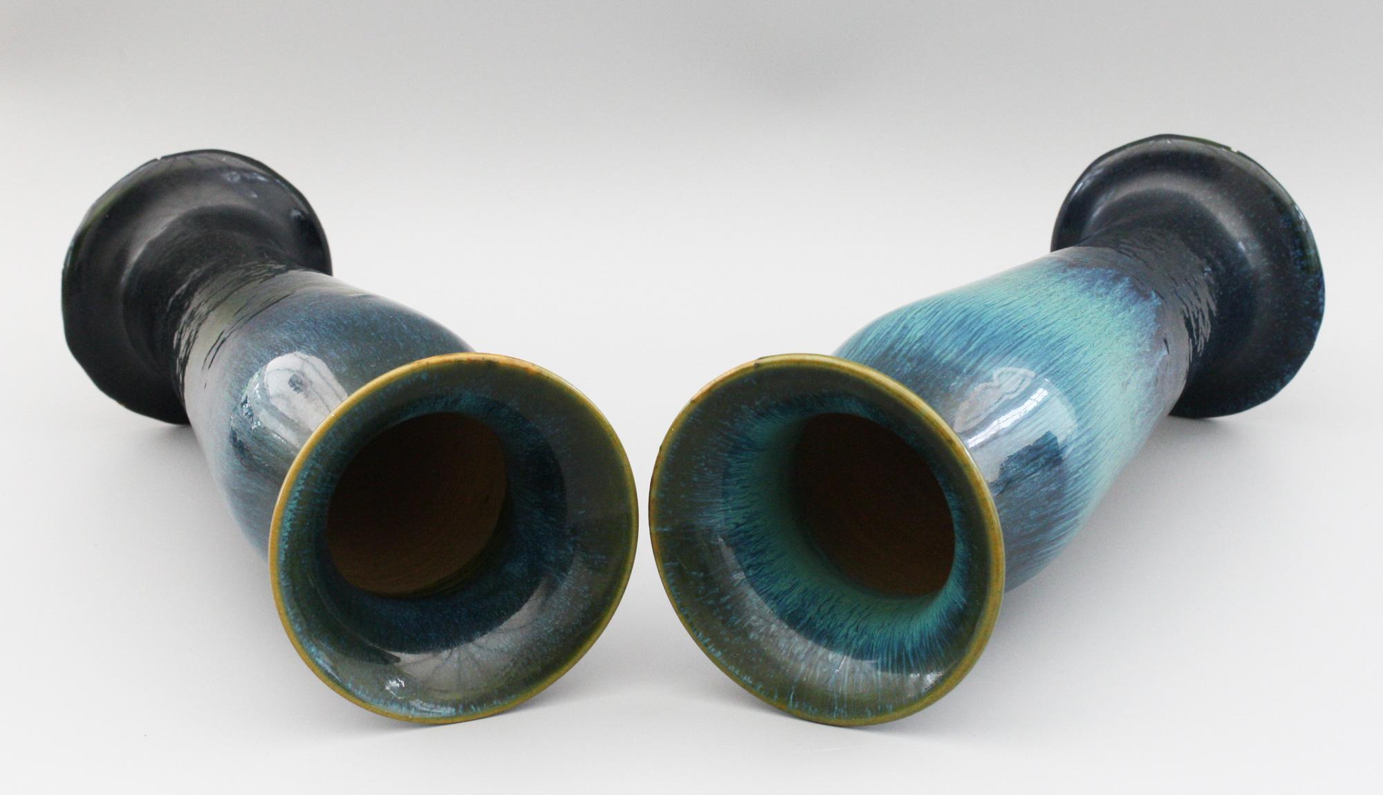 Zwei blau glasierte Vasen mit Motiven der Ashby Potters Guild im Jugendstil (Englisch) im Angebot