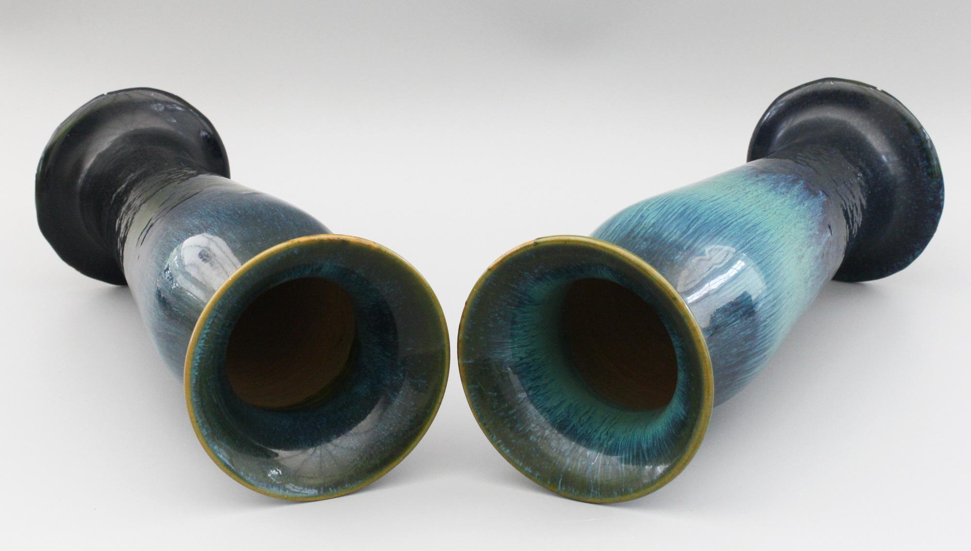 Zwei blau glasierte Vasen mit Motiven der Ashby Potters Guild im Jugendstil (Glasiert) im Angebot
