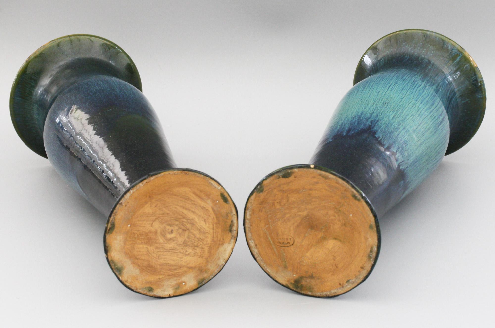 Terracotta Coppia di vasi Ashby Potters Guild Art Nouveau in vetro blu screziato in vendita
