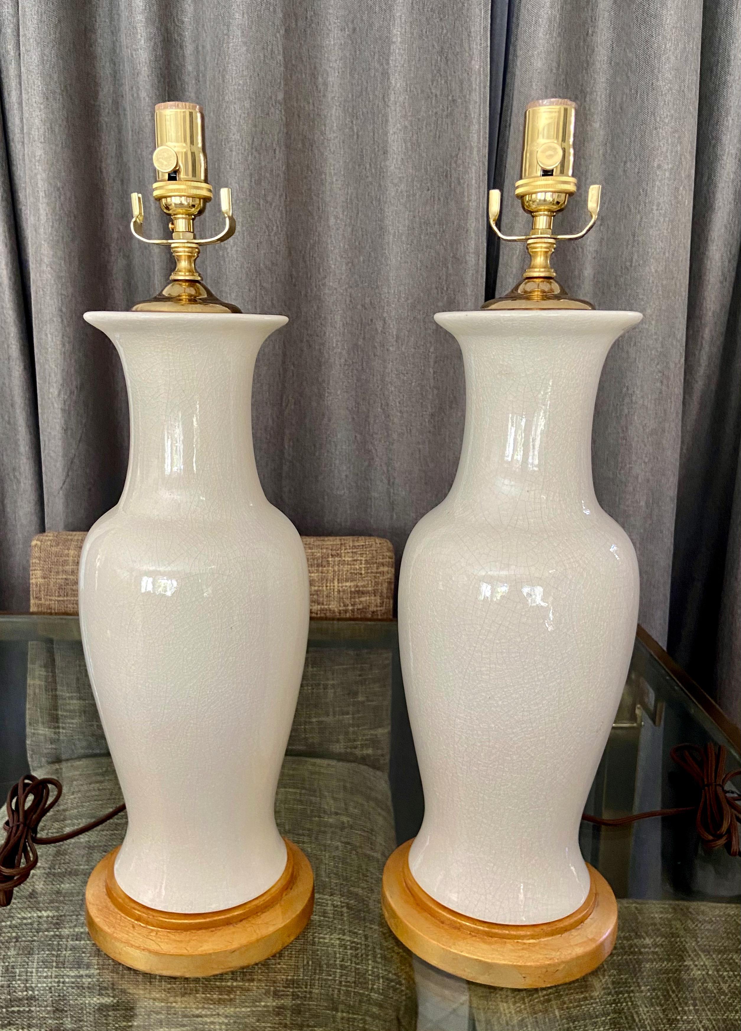 Asiatique Paire de lampes de table asiatiques en porcelaine blanche Blanc De Shine en vente