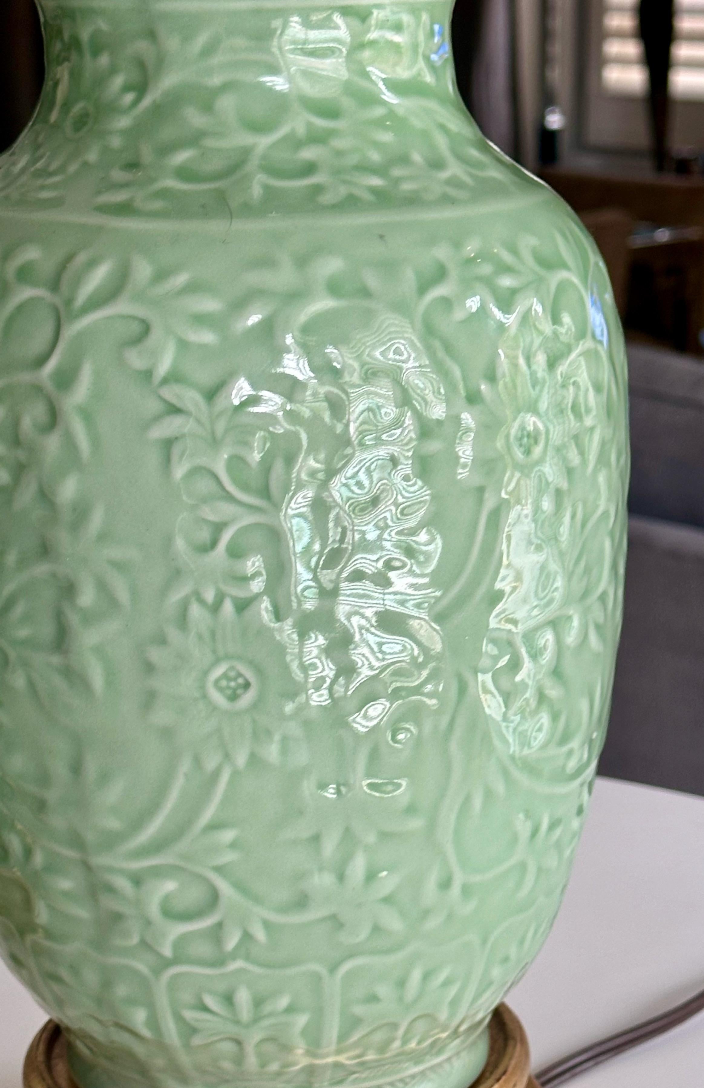 Pareja de lámparas de sobremesa asiáticas de porcelana en relieve verde celadón en venta 4