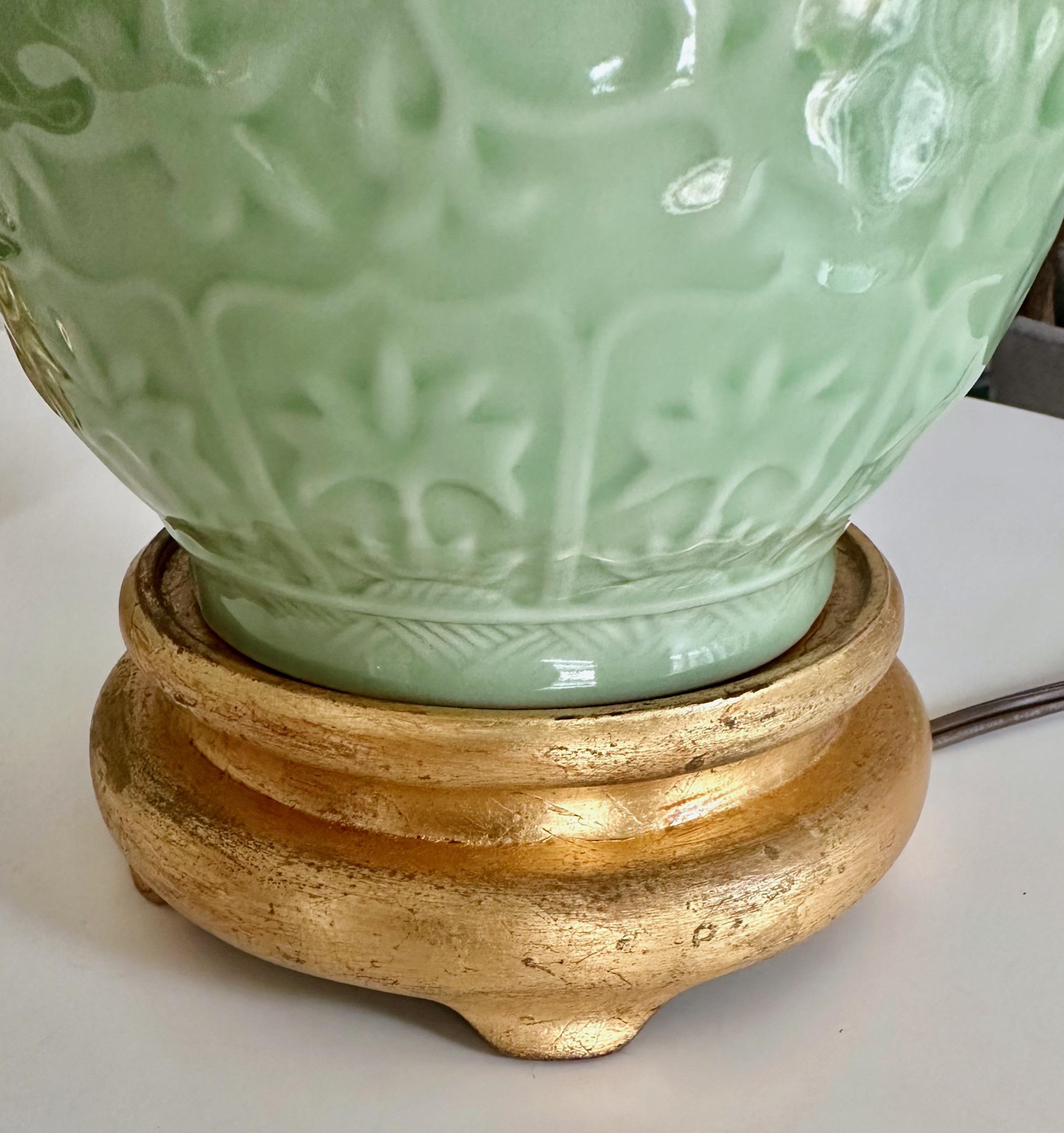 Pareja de lámparas de sobremesa asiáticas de porcelana en relieve verde celadón en venta 7