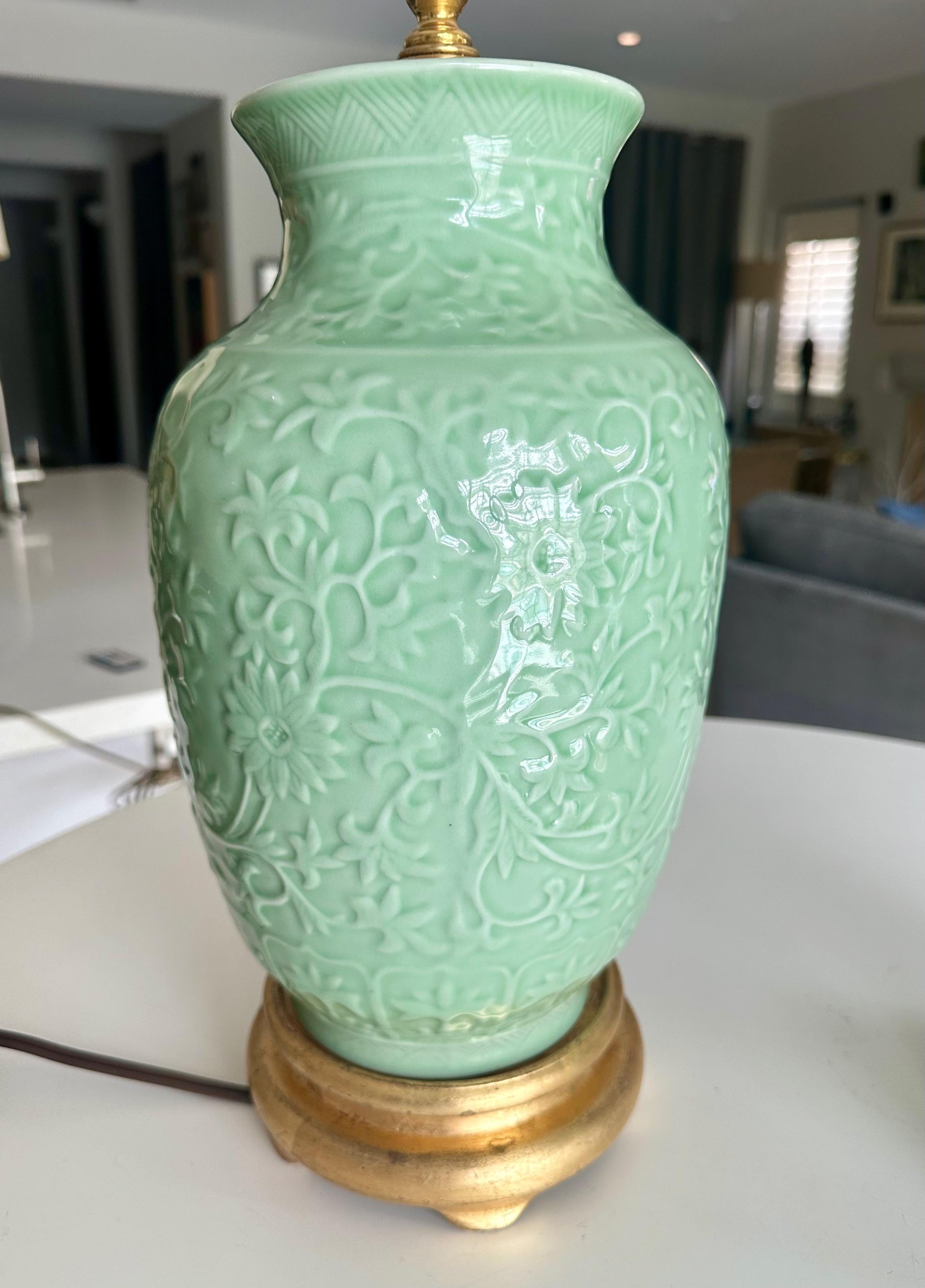 Pareja de lámparas de sobremesa asiáticas de porcelana en relieve verde celadón en venta 8