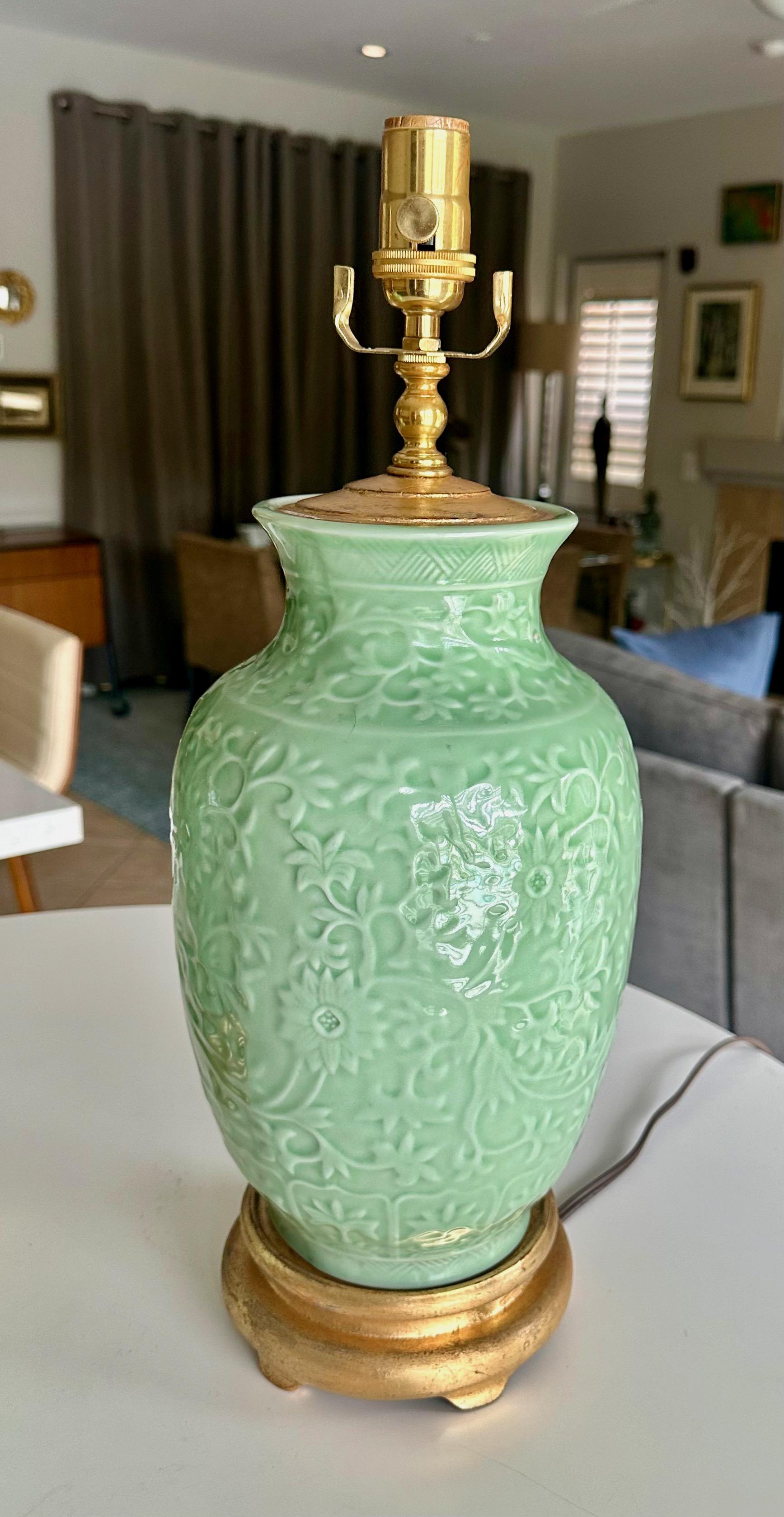 Pareja de lámparas de sobremesa asiáticas de porcelana en relieve verde celadón en venta 9