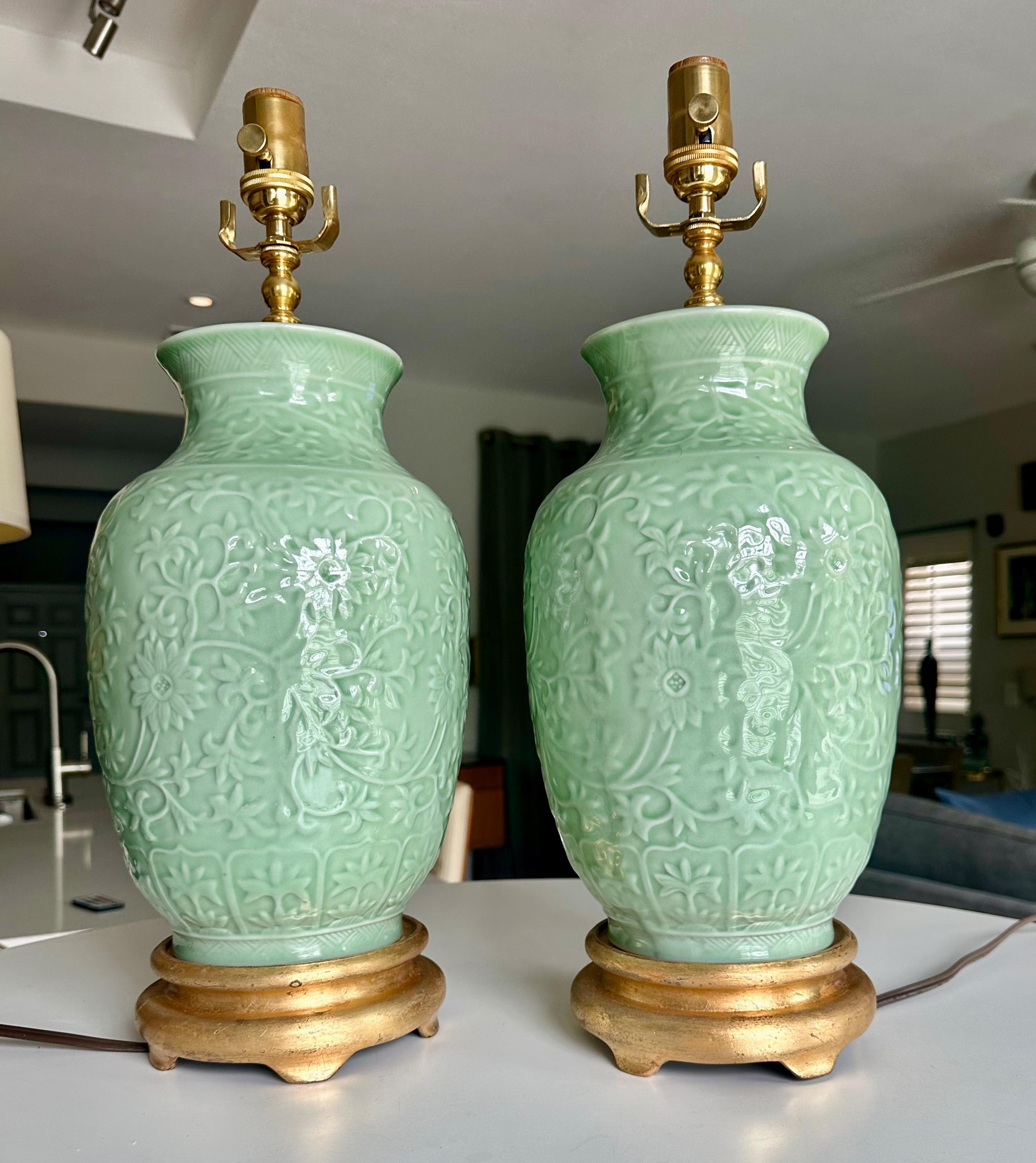 Pareja de lámparas de sobremesa asiáticas de porcelana en relieve verde celadón Chino en venta