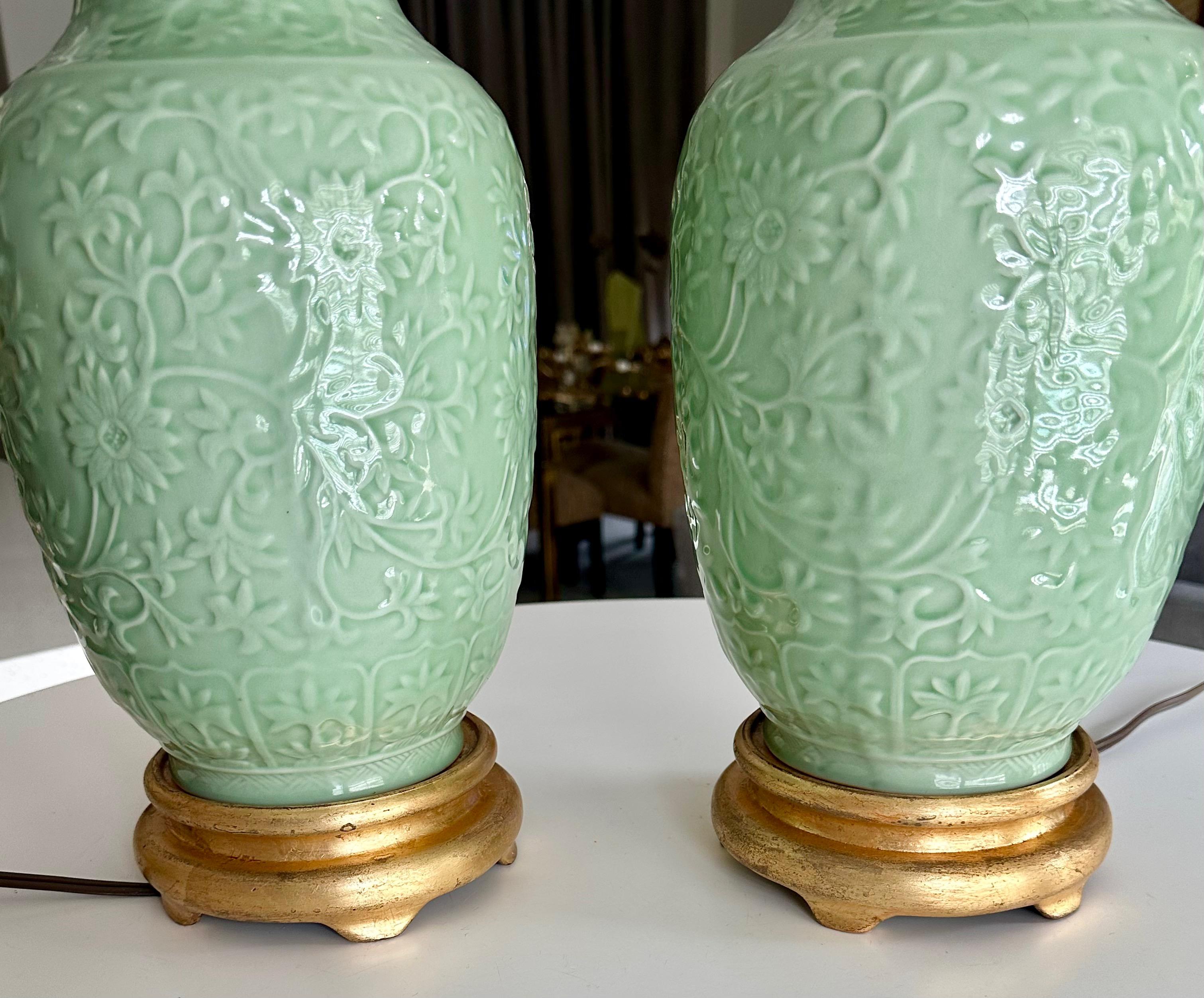 Pareja de lámparas de sobremesa asiáticas de porcelana en relieve verde celadón finales del siglo XX en venta