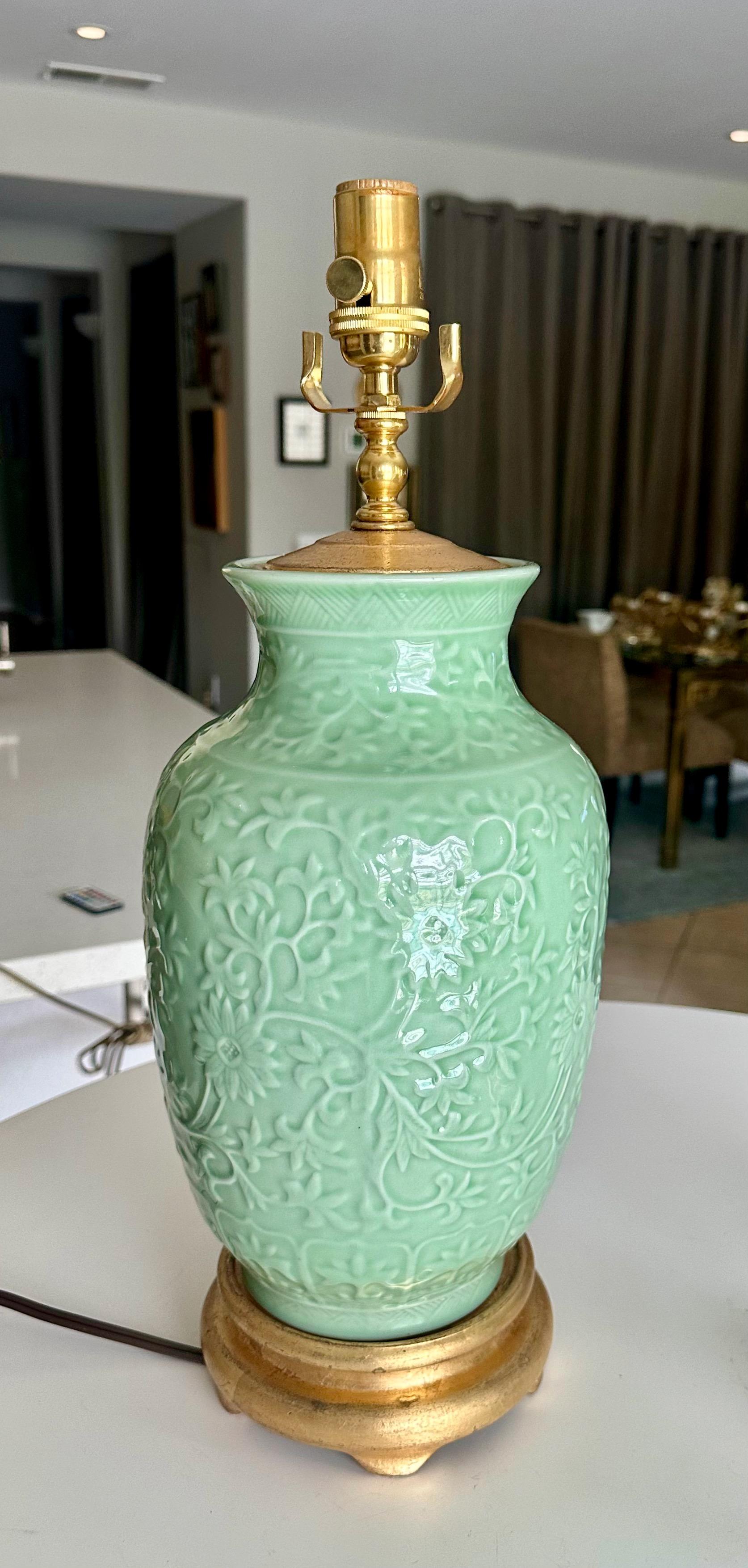 Pareja de lámparas de sobremesa asiáticas de porcelana en relieve verde celadón Latón en venta