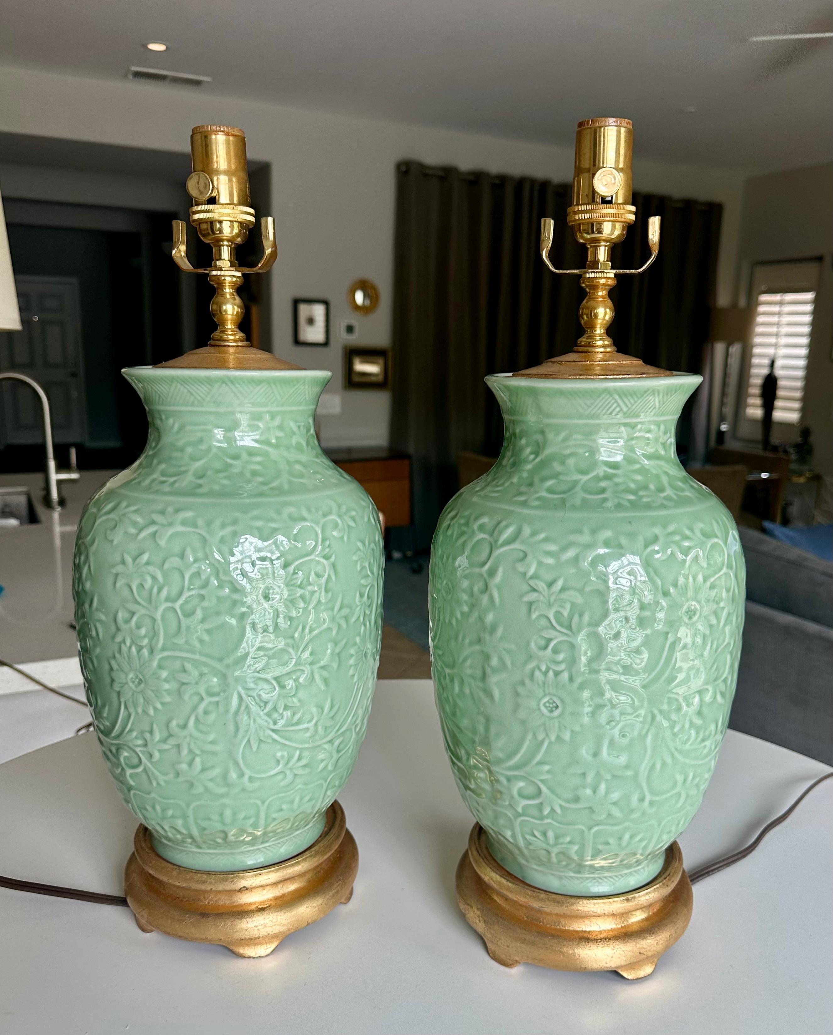 Pareja de lámparas de sobremesa asiáticas de porcelana en relieve verde celadón en venta 1