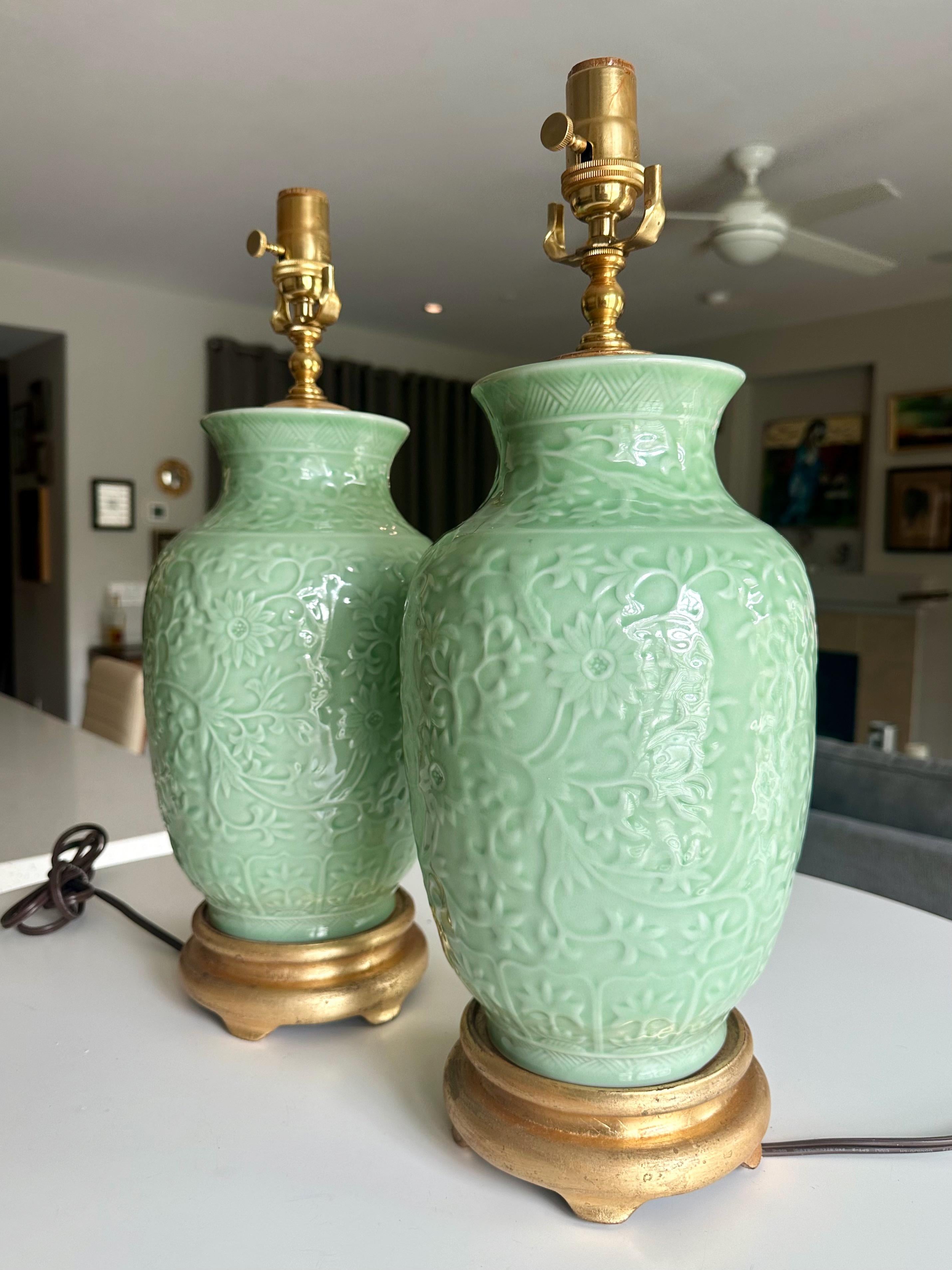 Pareja de lámparas de sobremesa asiáticas de porcelana en relieve verde celadón en venta 2