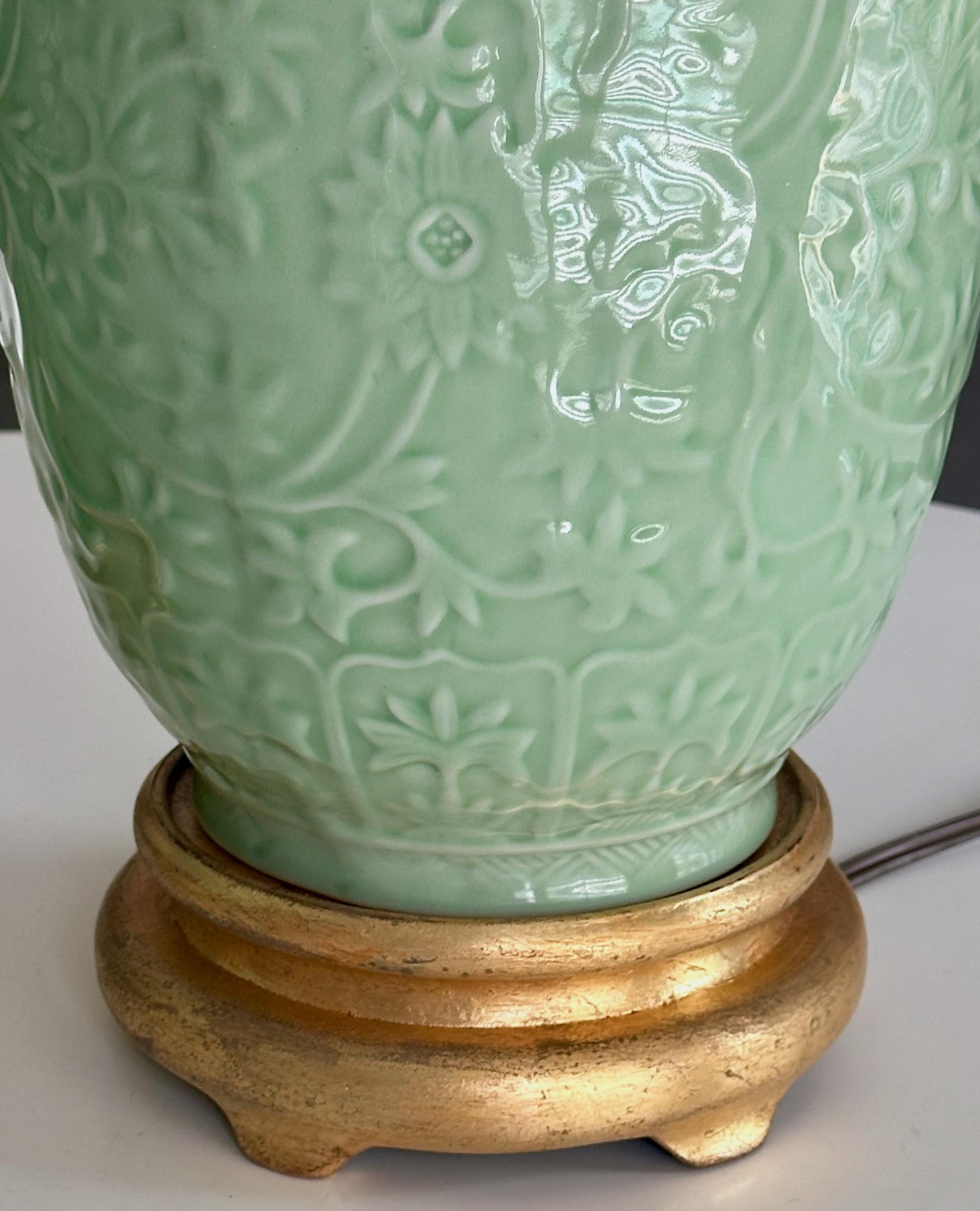 Pareja de lámparas de sobremesa asiáticas de porcelana en relieve verde celadón en venta 3