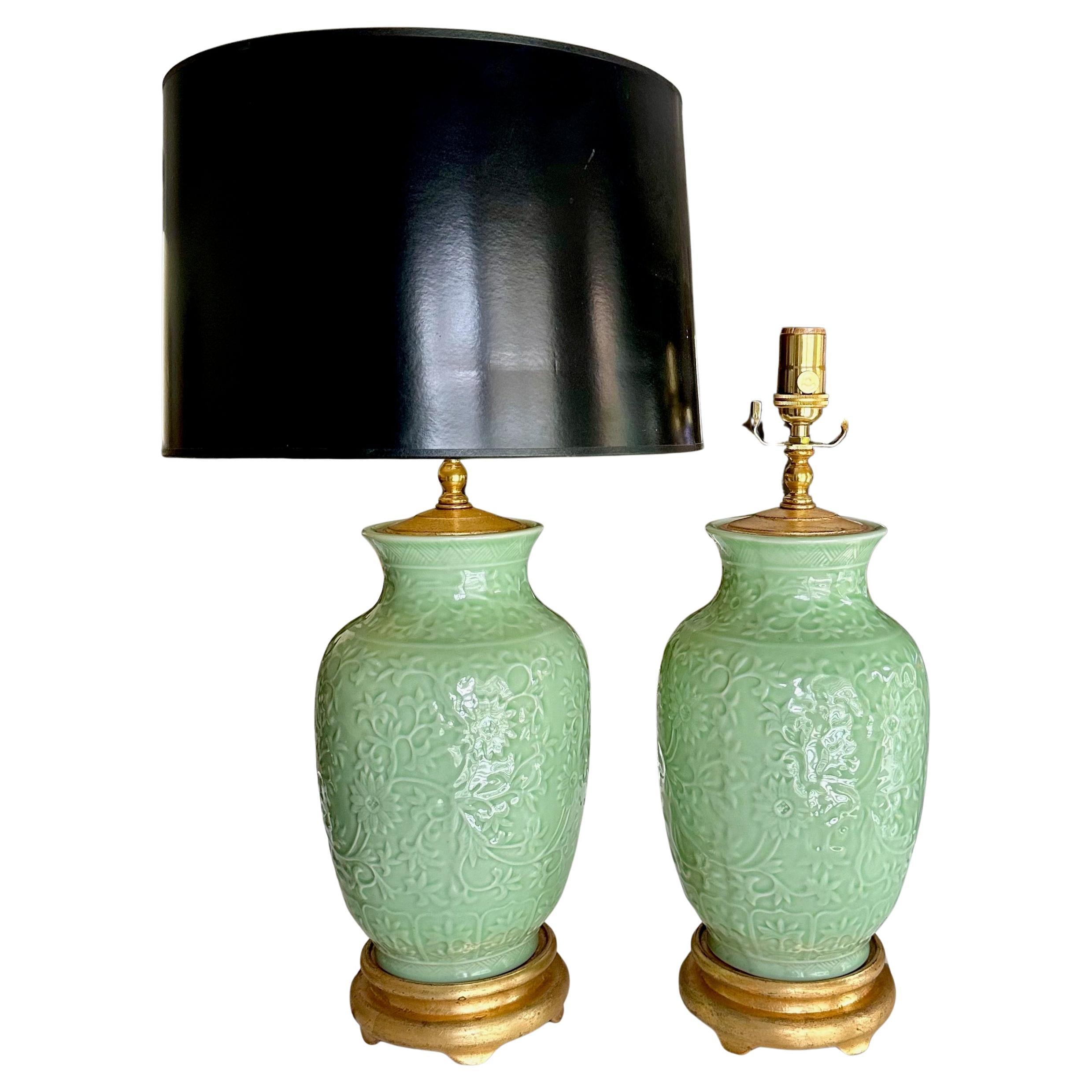 Pareja de lámparas de sobremesa asiáticas de porcelana en relieve verde celadón en venta