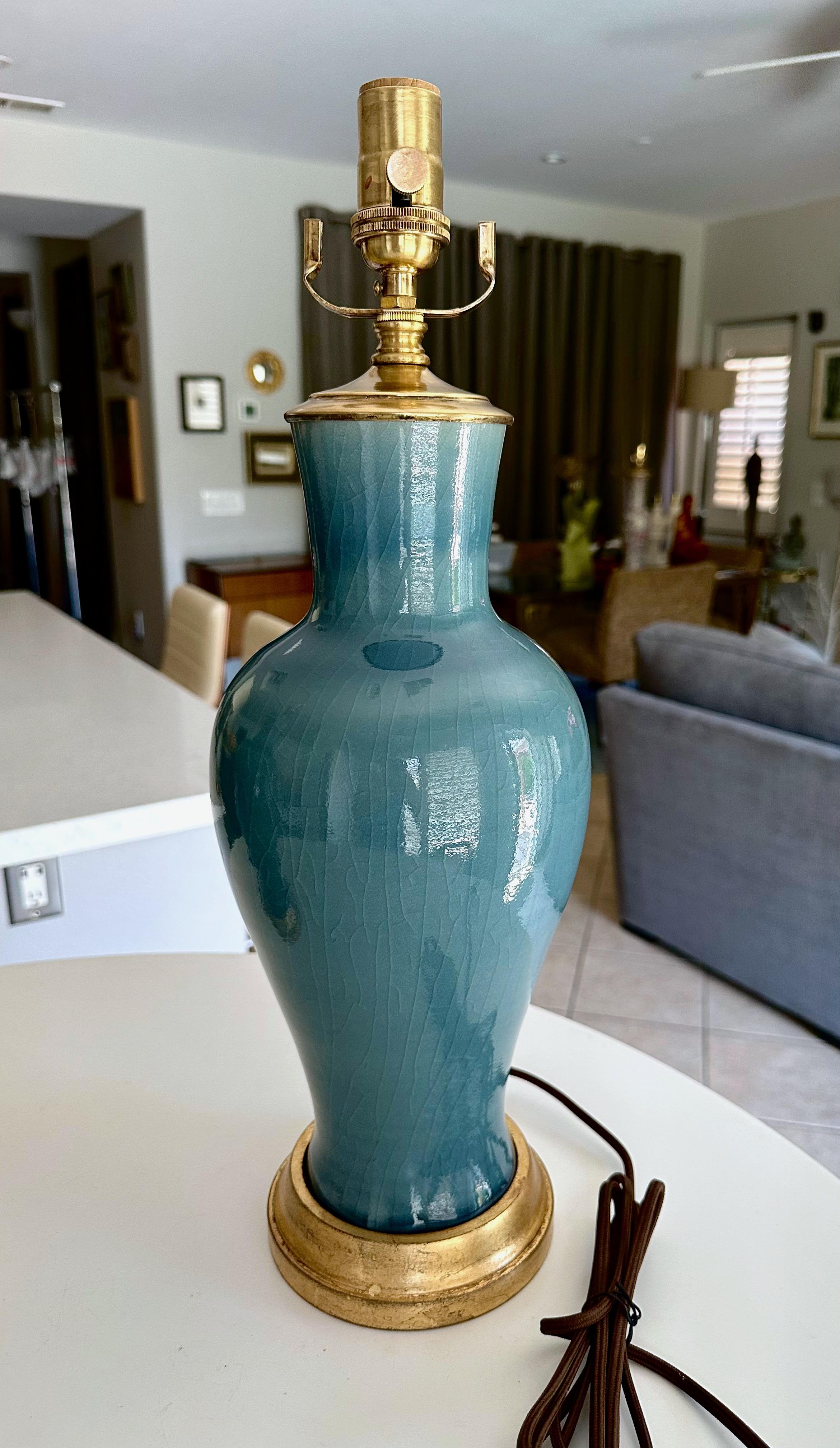 Paire de lampes de table asiatiques en porcelaine bleu grisâtre en vente 4