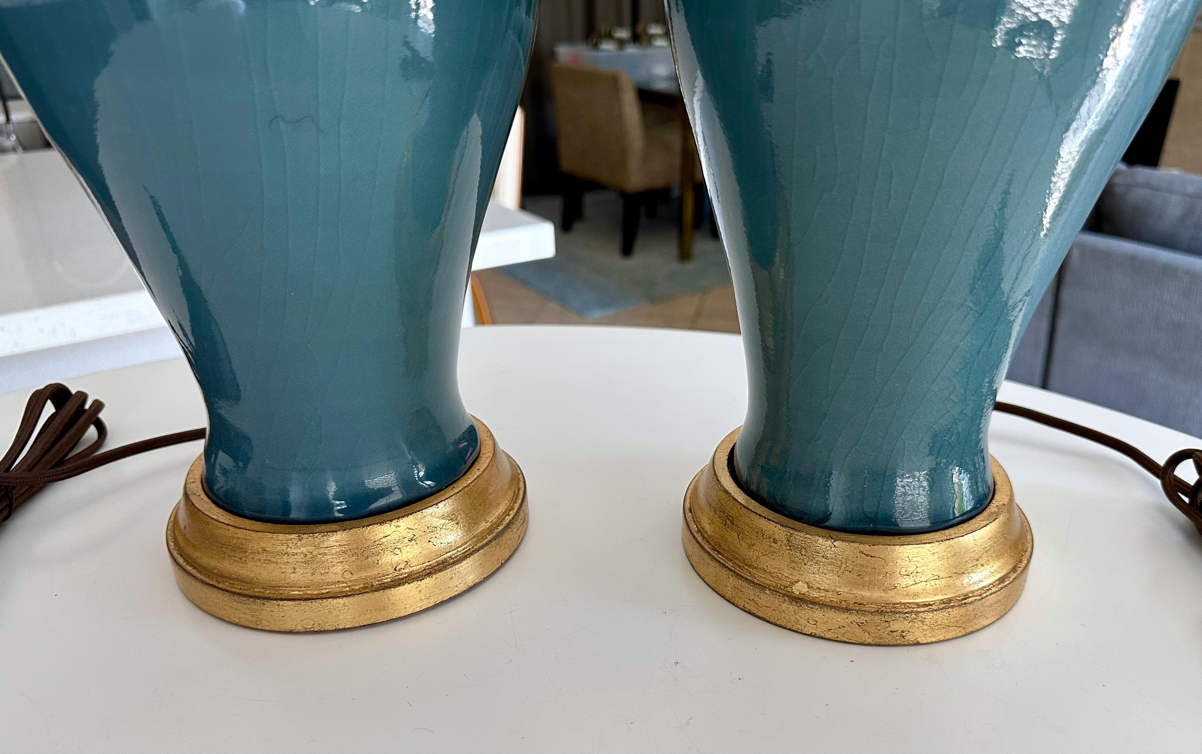 Paire de lampes de table asiatiques en porcelaine bleu grisâtre en vente 5