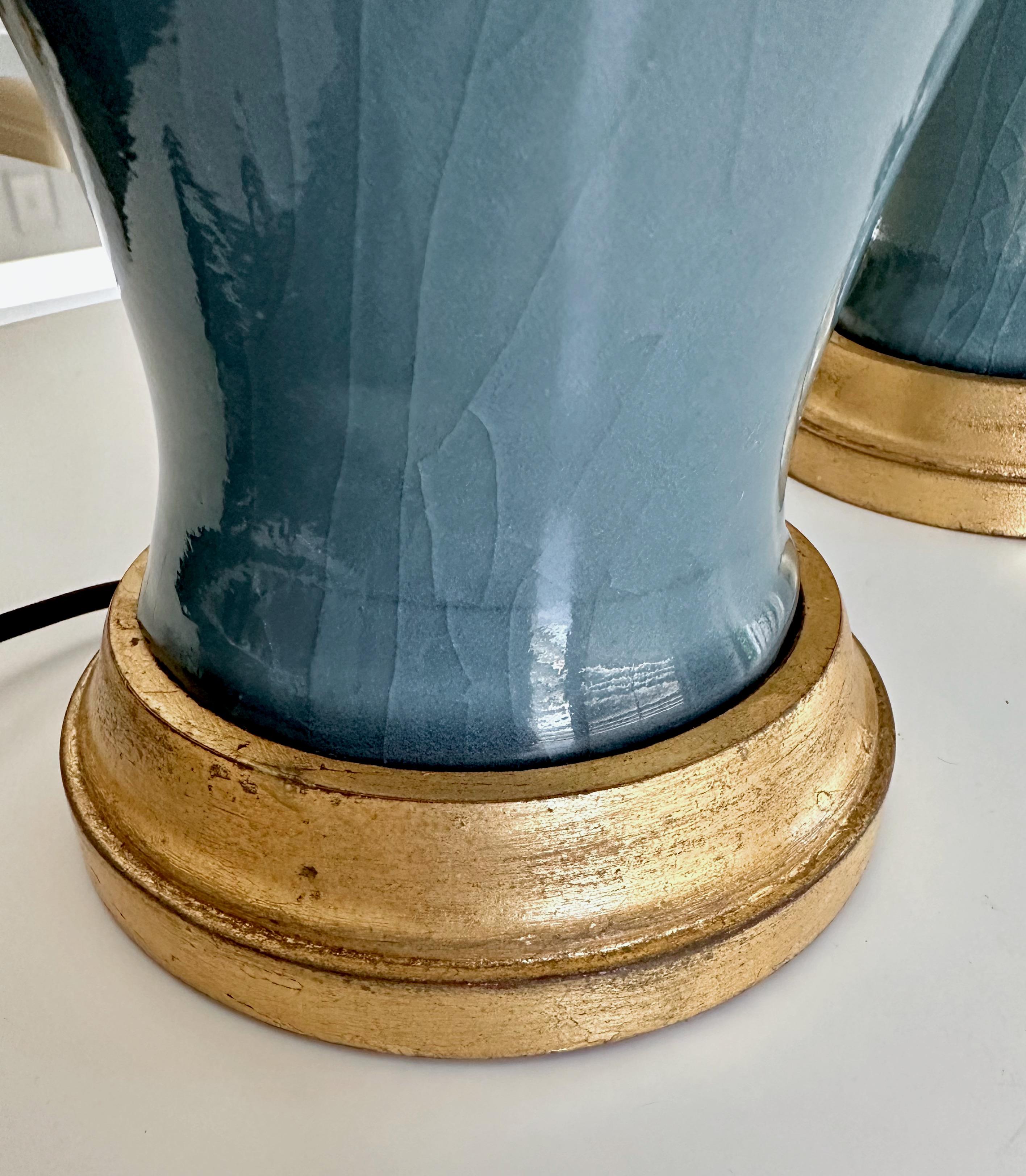 Paire de lampes de table asiatiques en porcelaine bleu grisâtre en vente 7