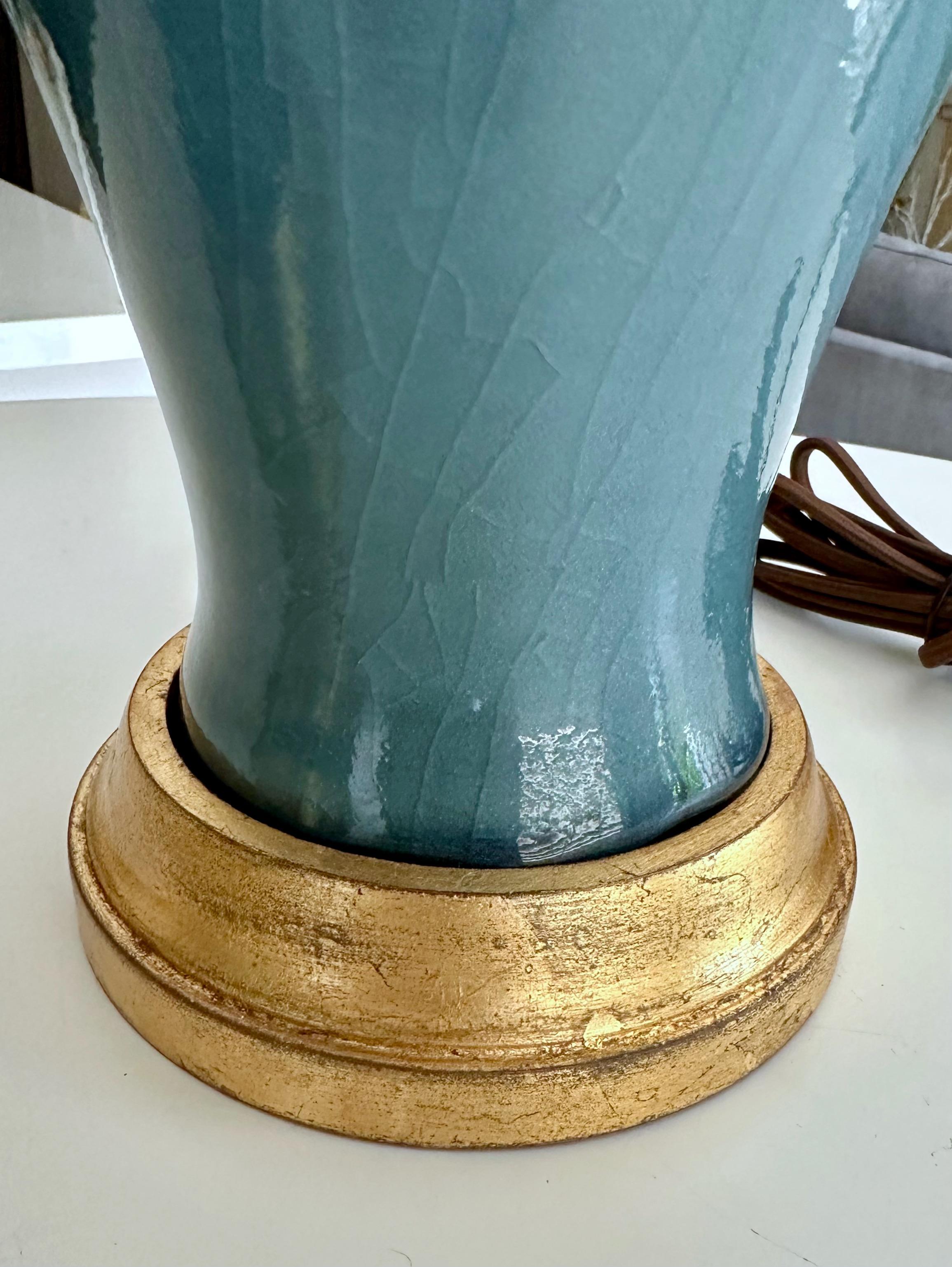 Paire de lampes de table asiatiques en porcelaine bleu grisâtre en vente 8