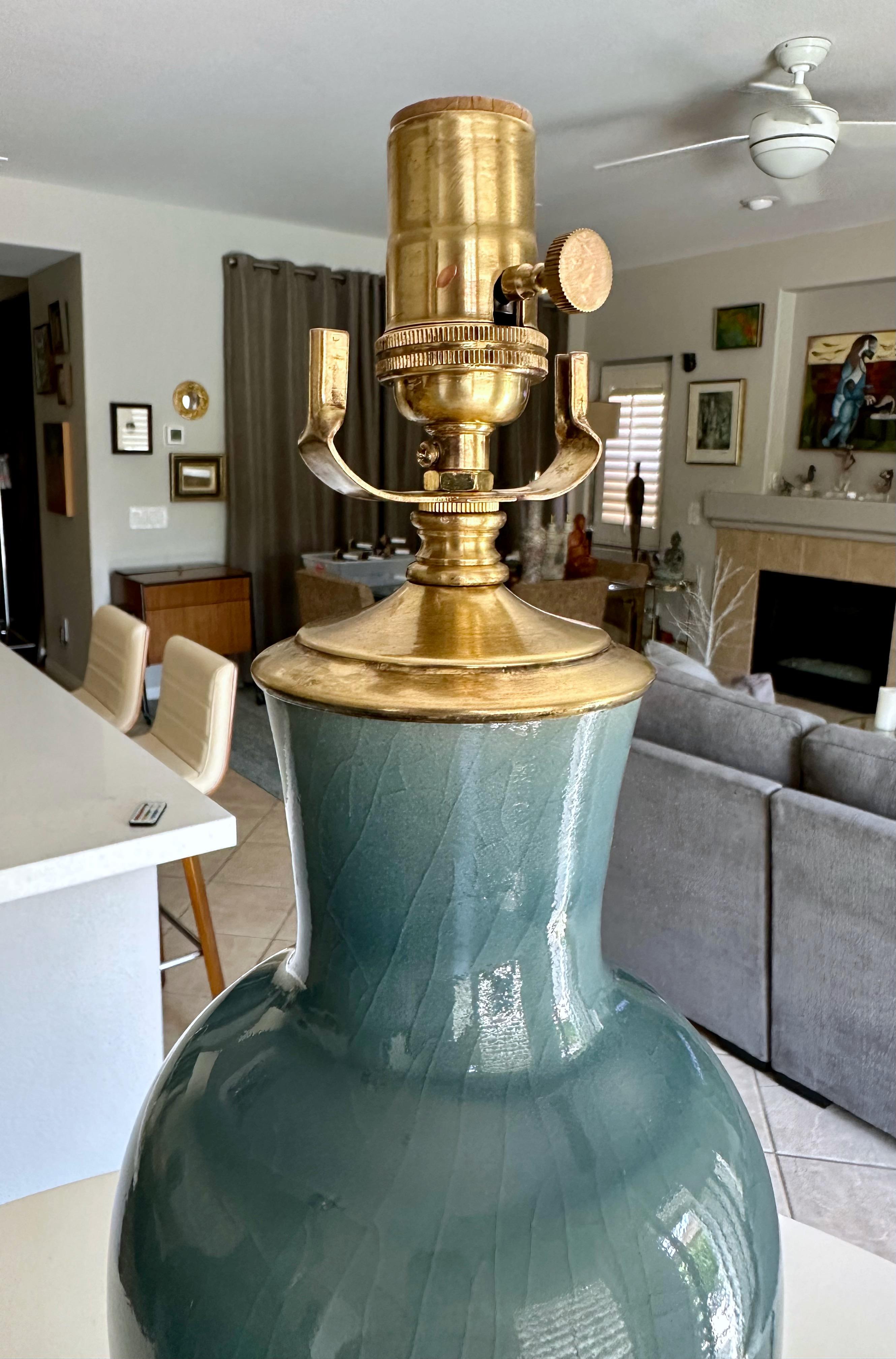 Paire de lampes de table asiatiques en porcelaine bleu grisâtre en vente 9